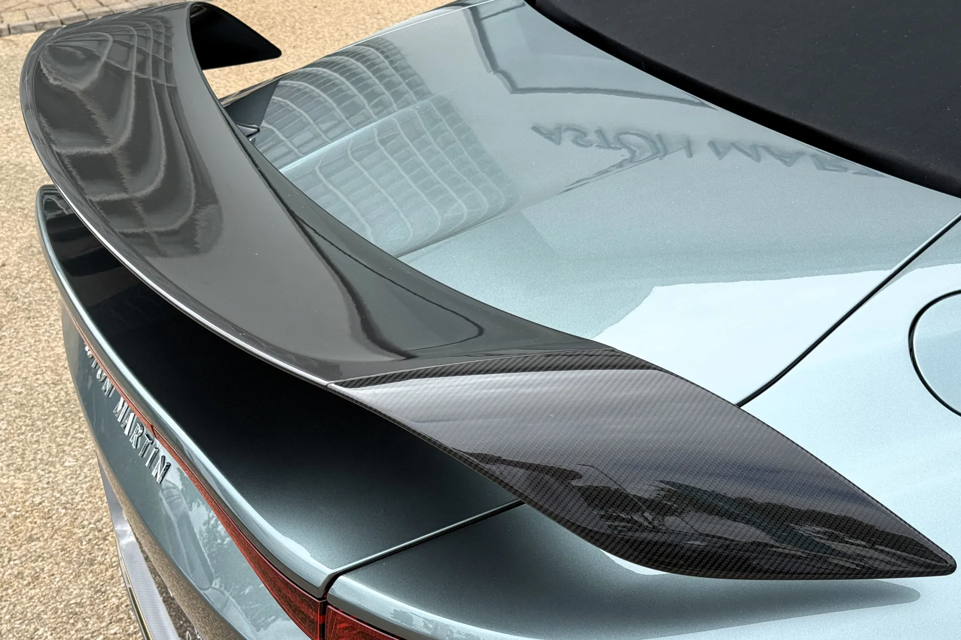 Aston Martin VANTAGE V12 ROADSTER AUTO thumbnail image number 21