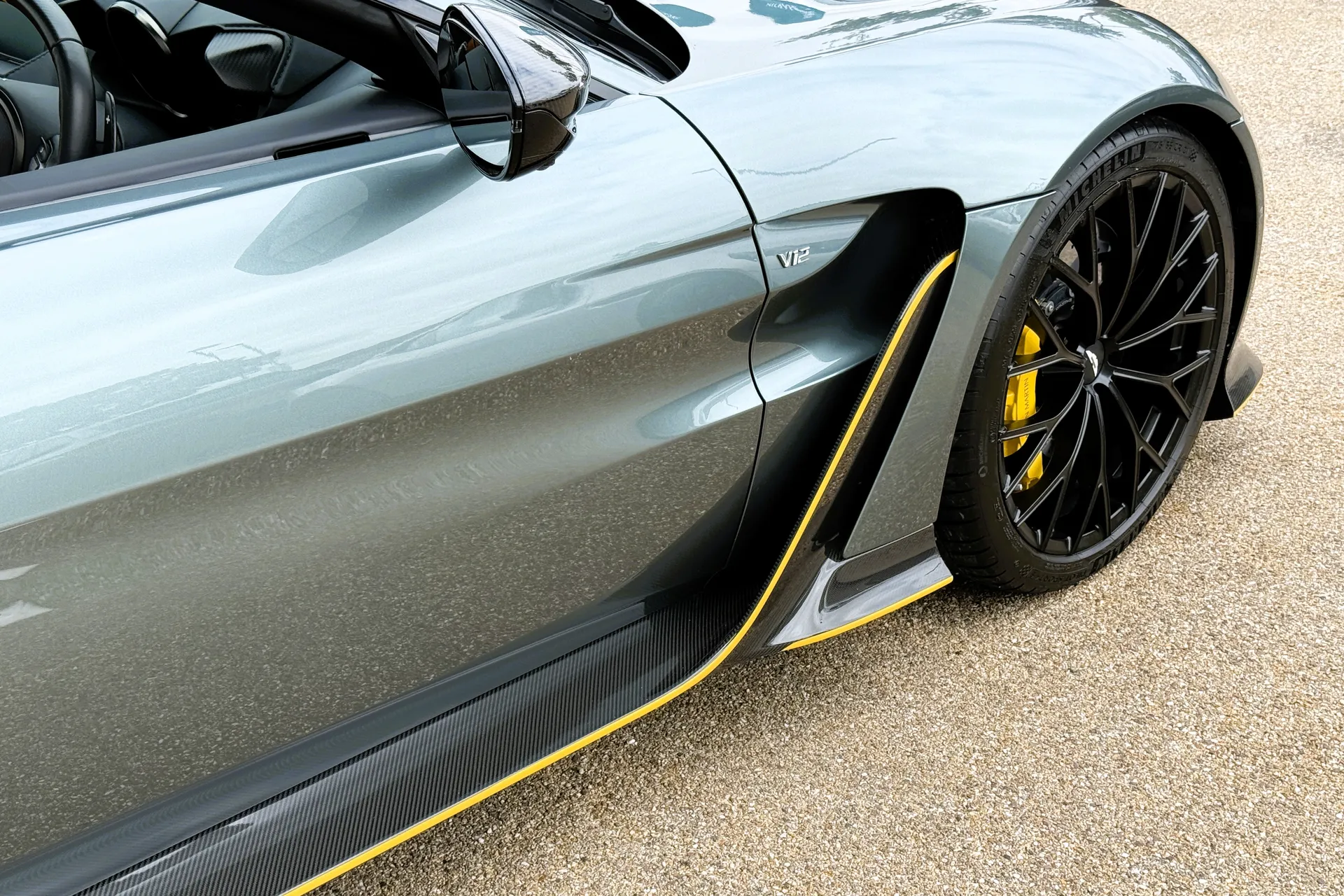 Aston Martin VANTAGE V12 ROADSTER AUTO thumbnail image number 17