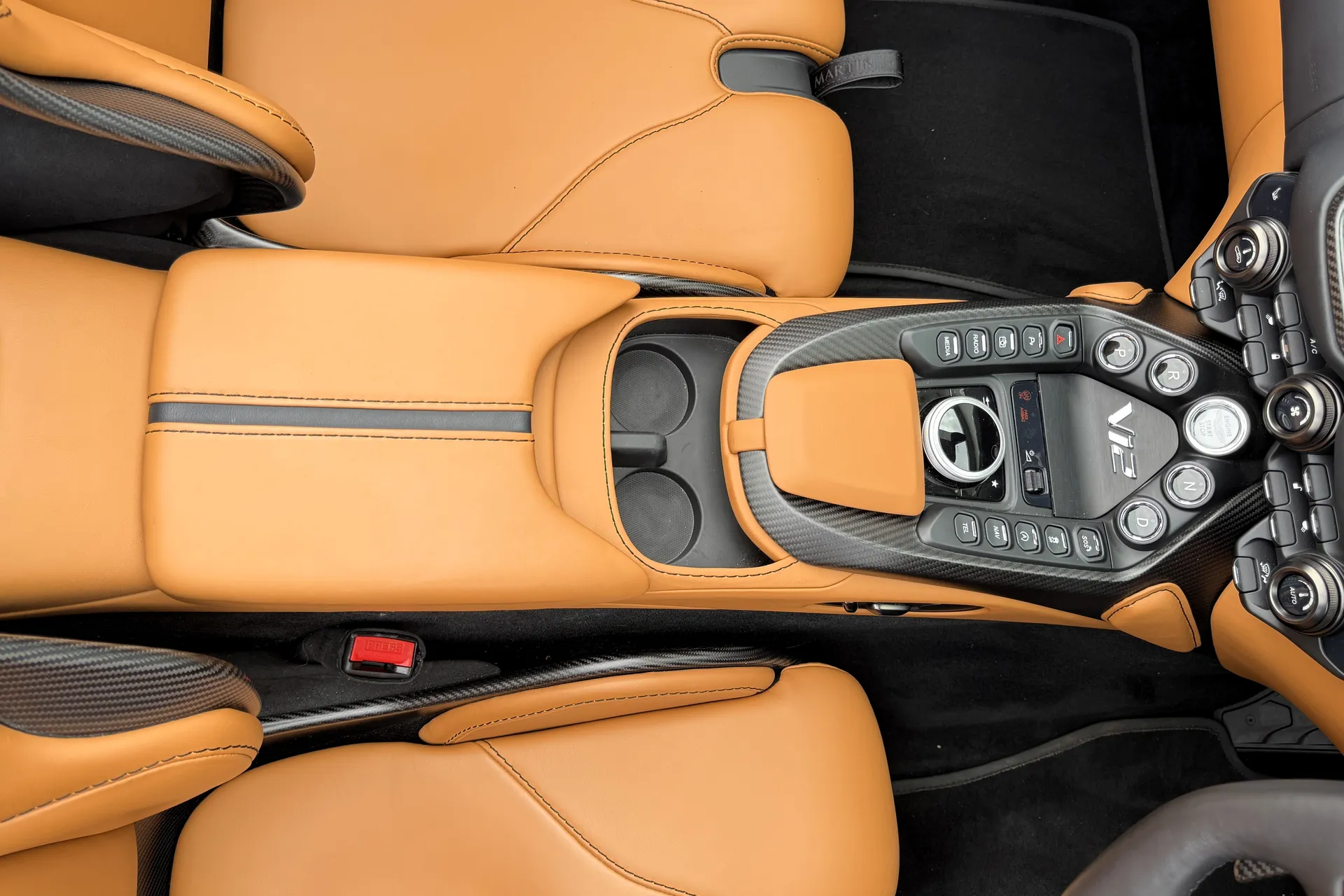 Aston Martin VANTAGE V12 ROADSTER AUTO thumbnail image number 39
