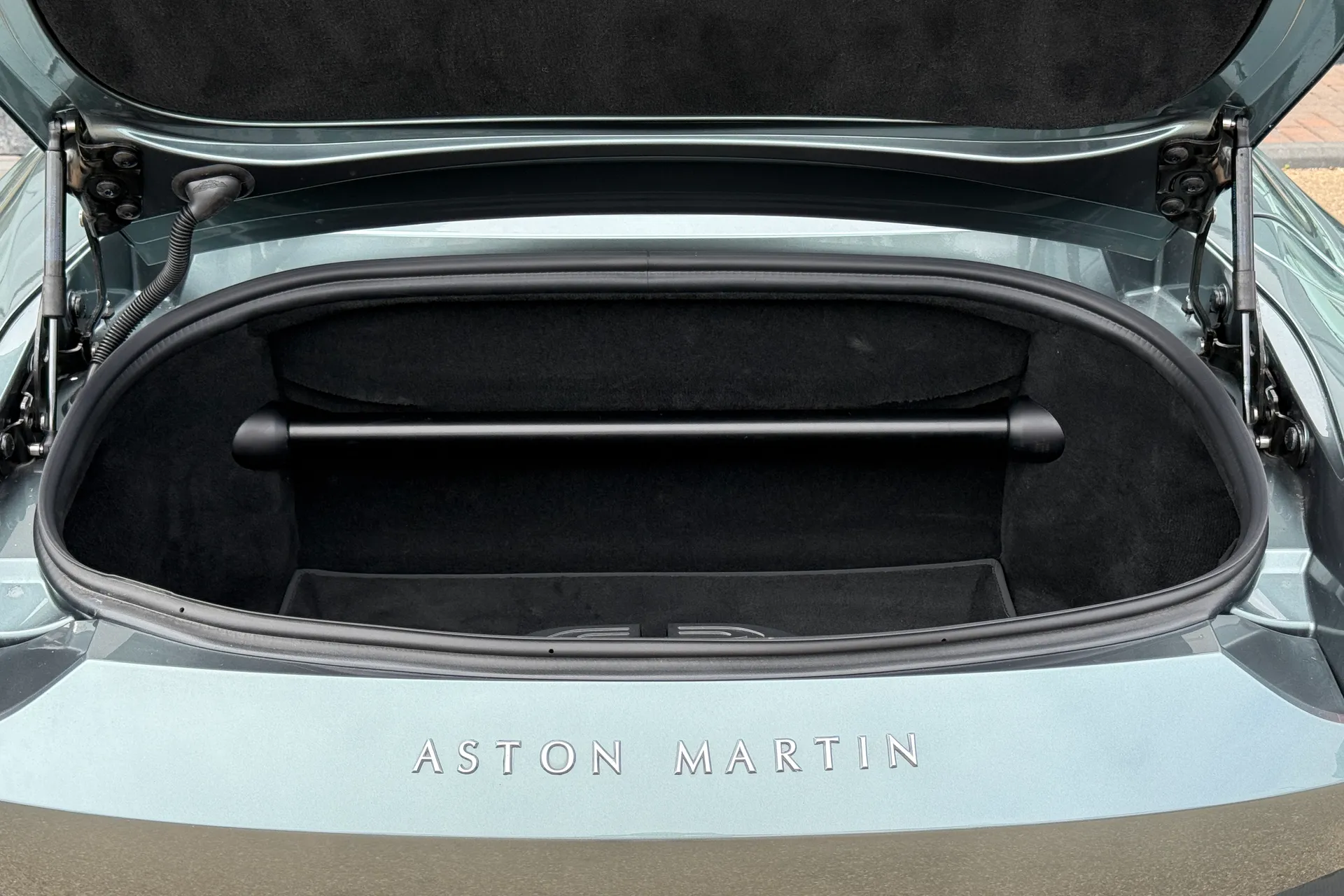 Aston Martin VANTAGE V12 ROADSTER AUTO thumbnail image number 25