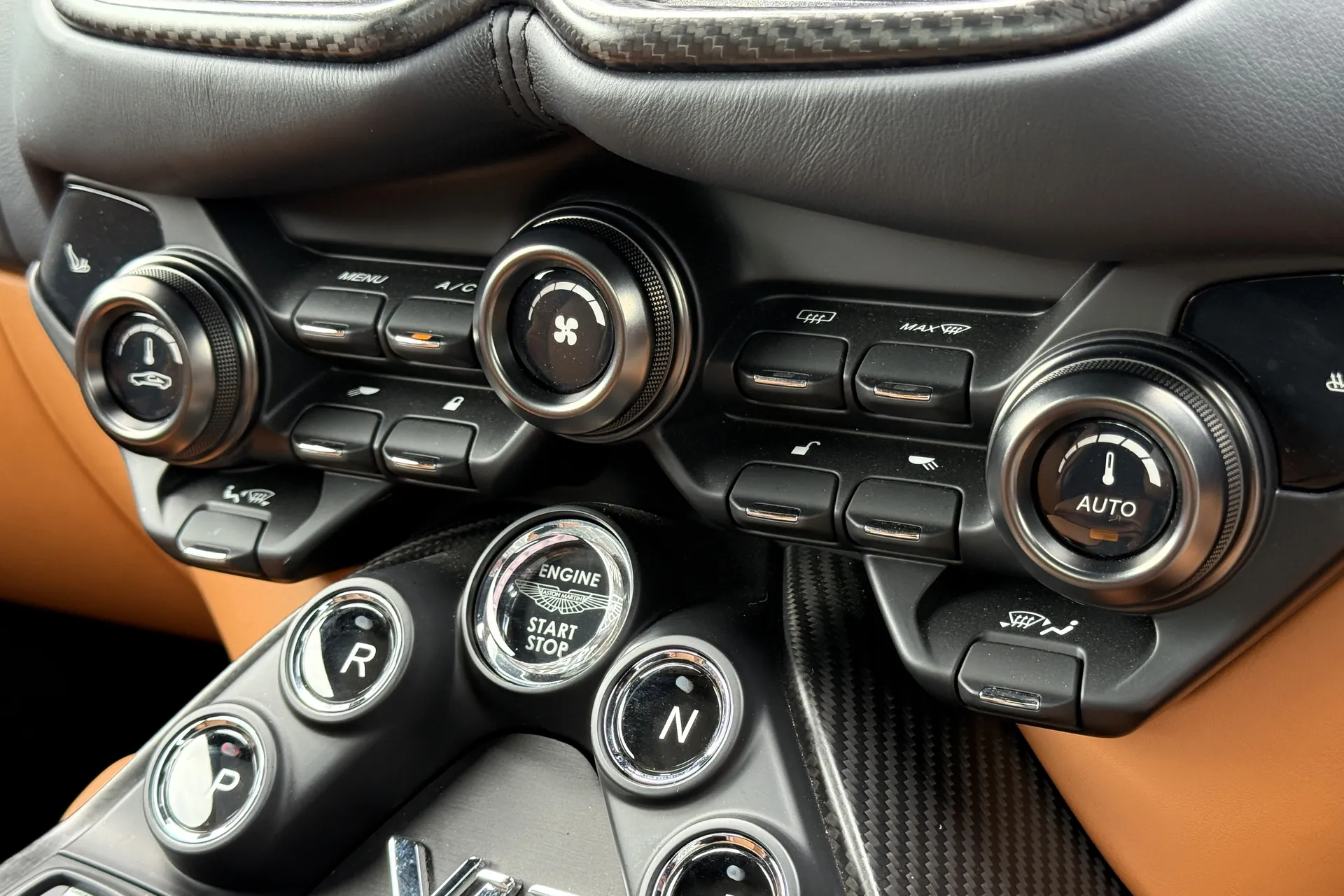Aston Martin VANTAGE V12 ROADSTER AUTO thumbnail image number 43