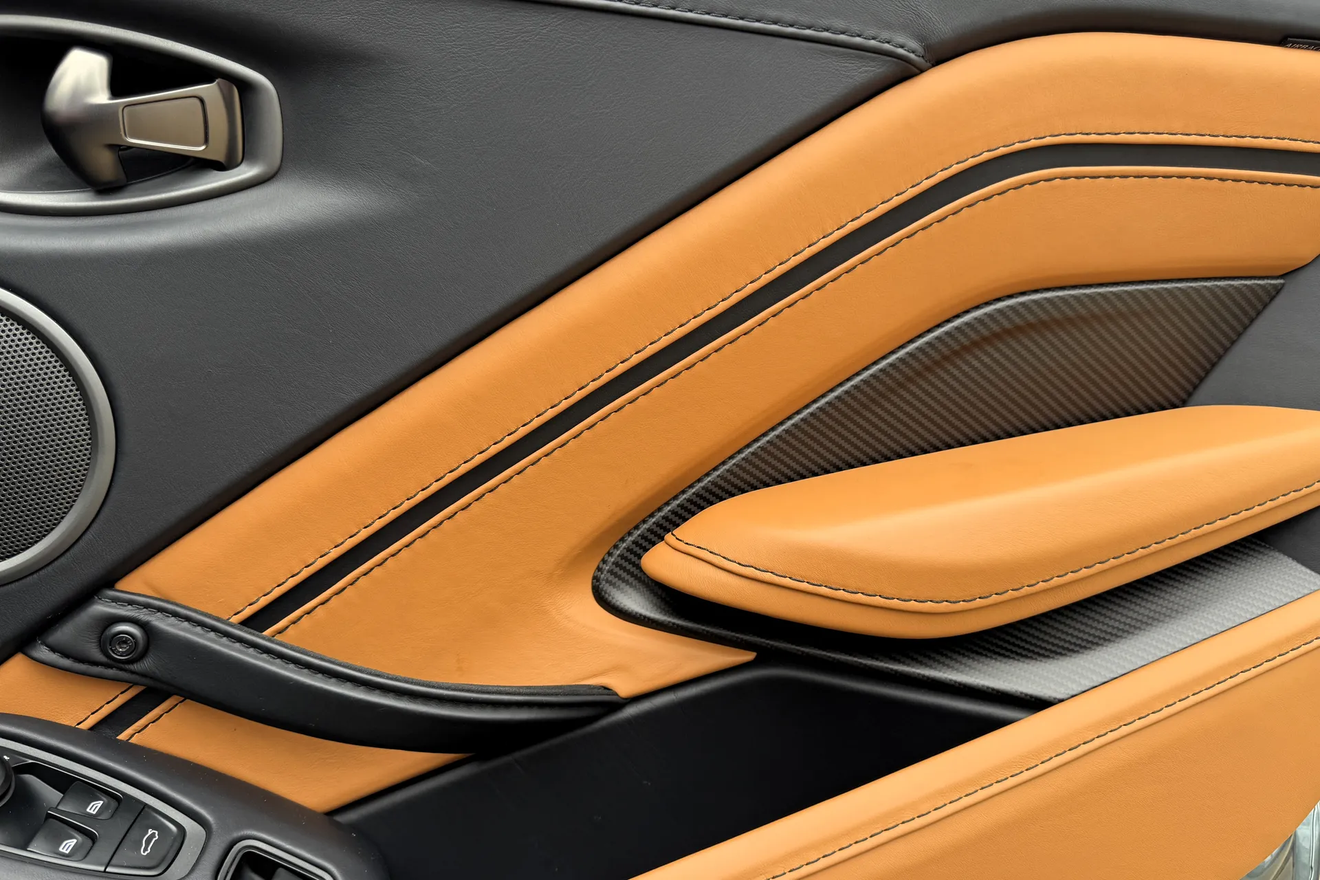 Aston Martin VANTAGE V12 ROADSTER AUTO thumbnail image number 40