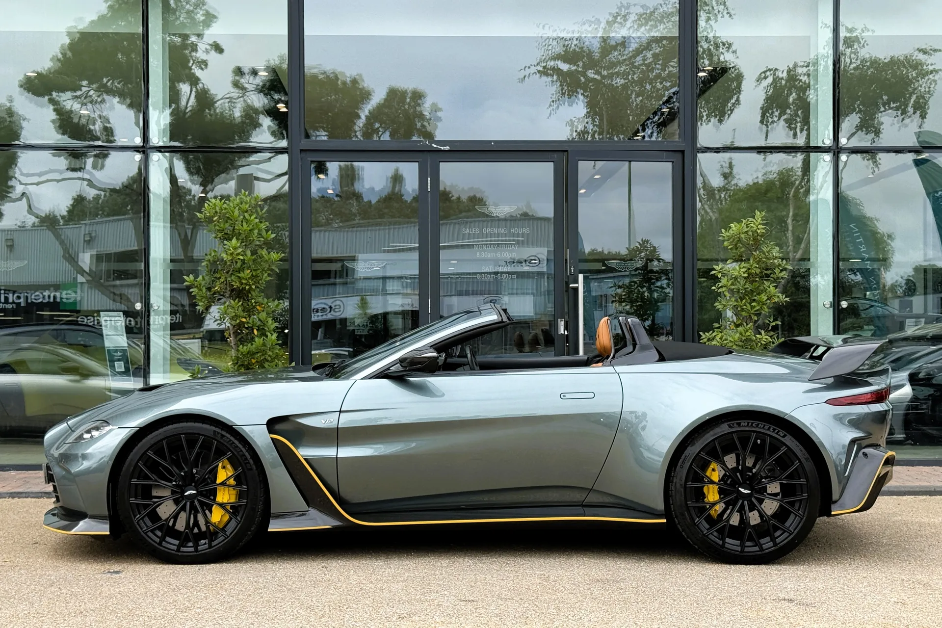 Aston Martin VANTAGE V12 ROADSTER AUTO thumbnail image number 60