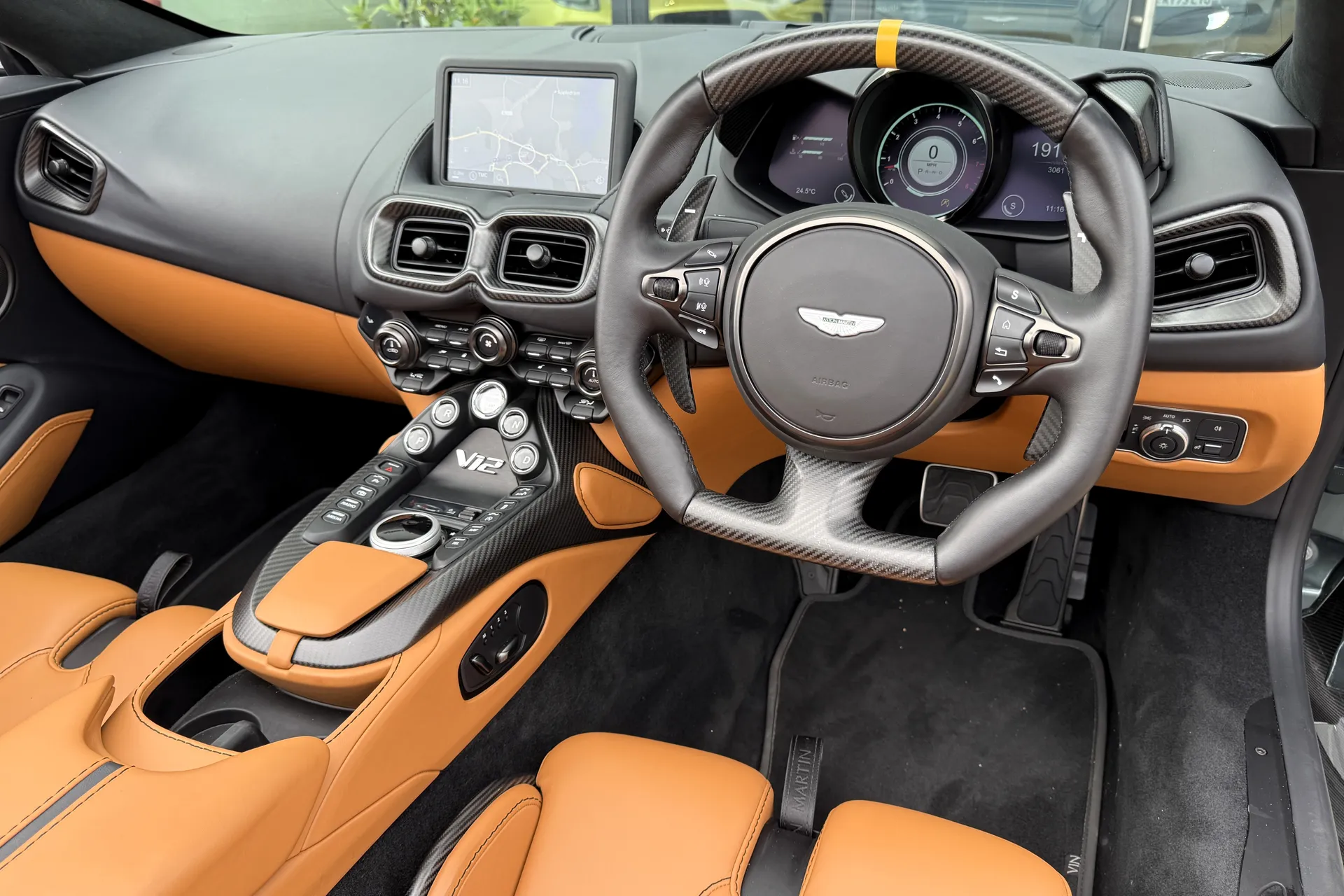 Aston Martin VANTAGE V12 ROADSTER AUTO thumbnail image number 3