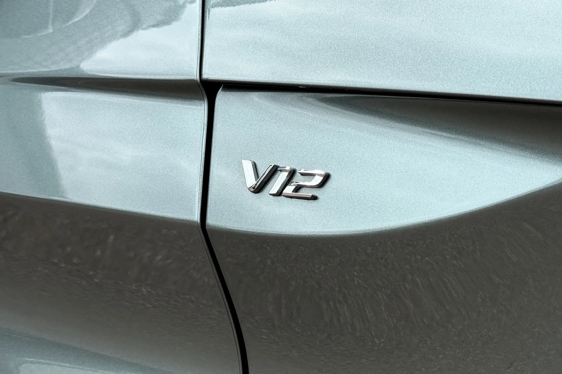 Aston Martin VANTAGE V12 ROADSTER AUTO thumbnail image number 12