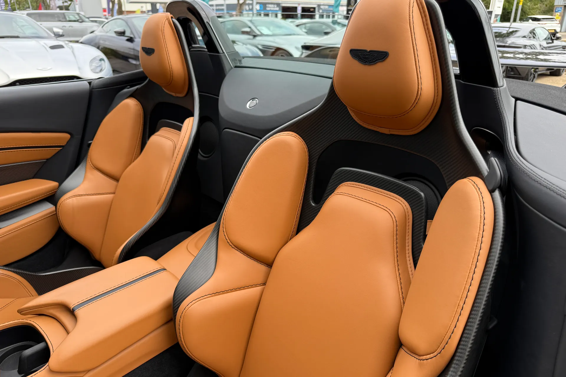 Aston Martin VANTAGE V12 ROADSTER AUTO thumbnail image number 31
