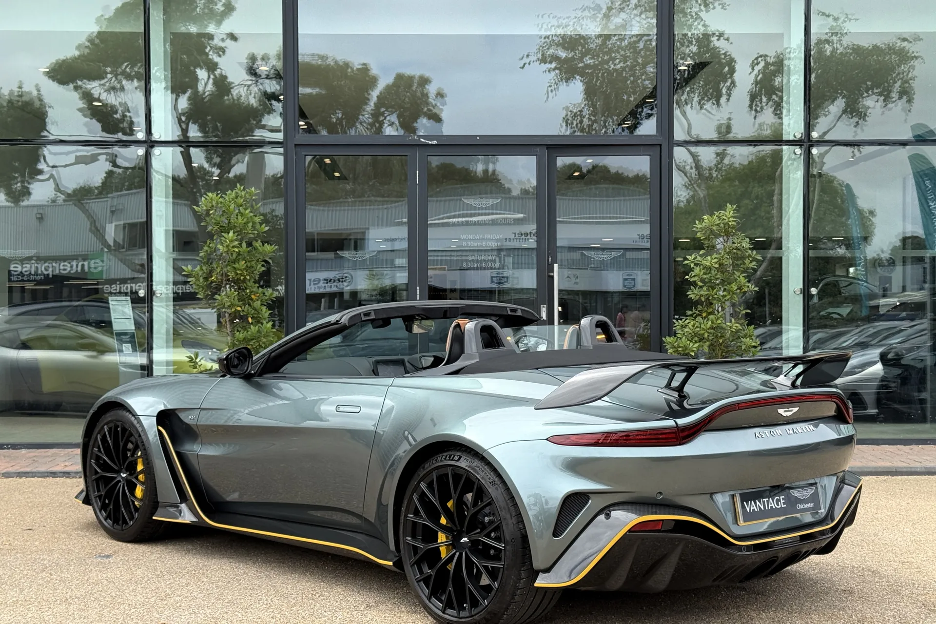 Aston Martin VANTAGE V12 ROADSTER AUTO thumbnail image number 18
