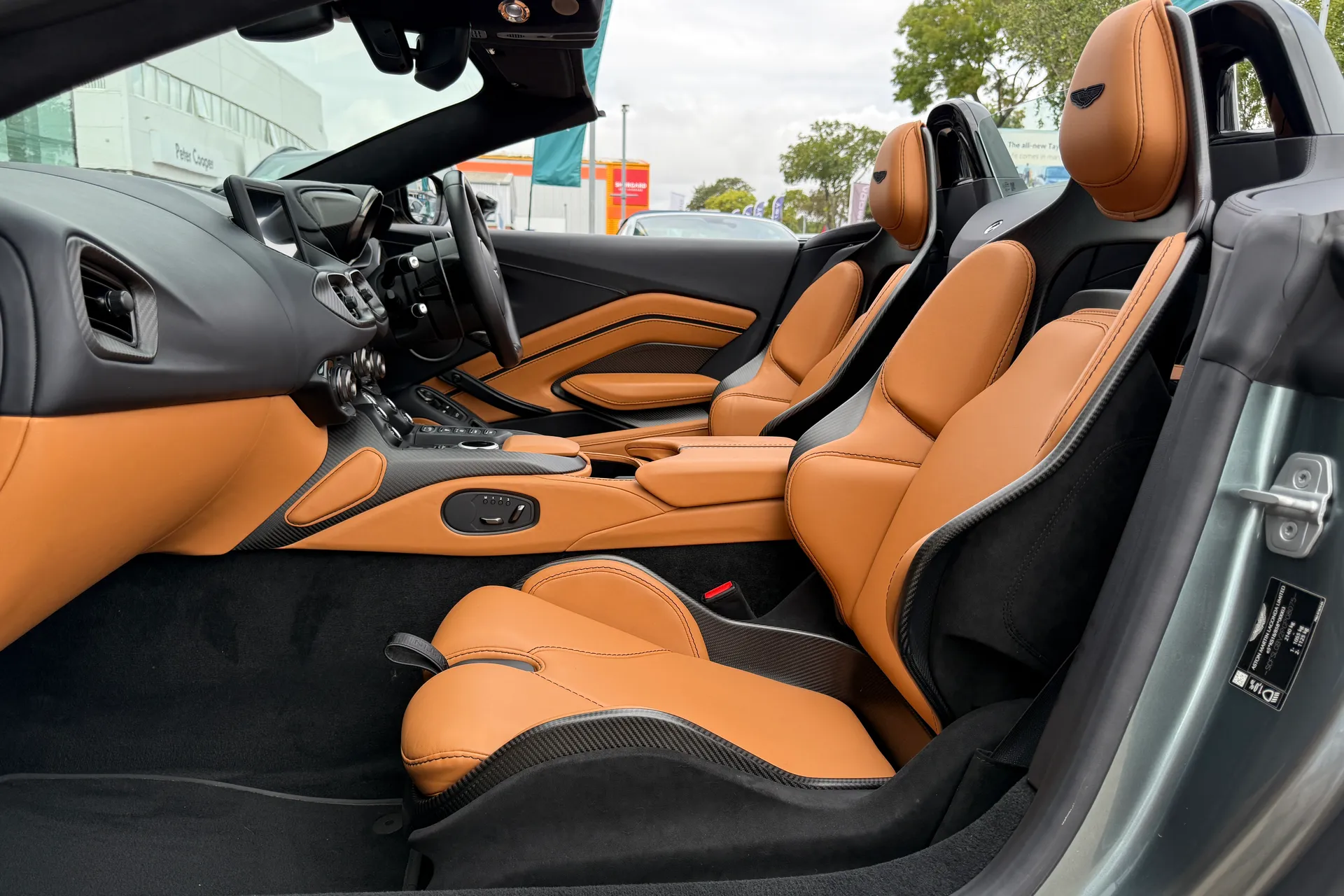 Aston Martin VANTAGE V12 ROADSTER AUTO thumbnail image number 32
