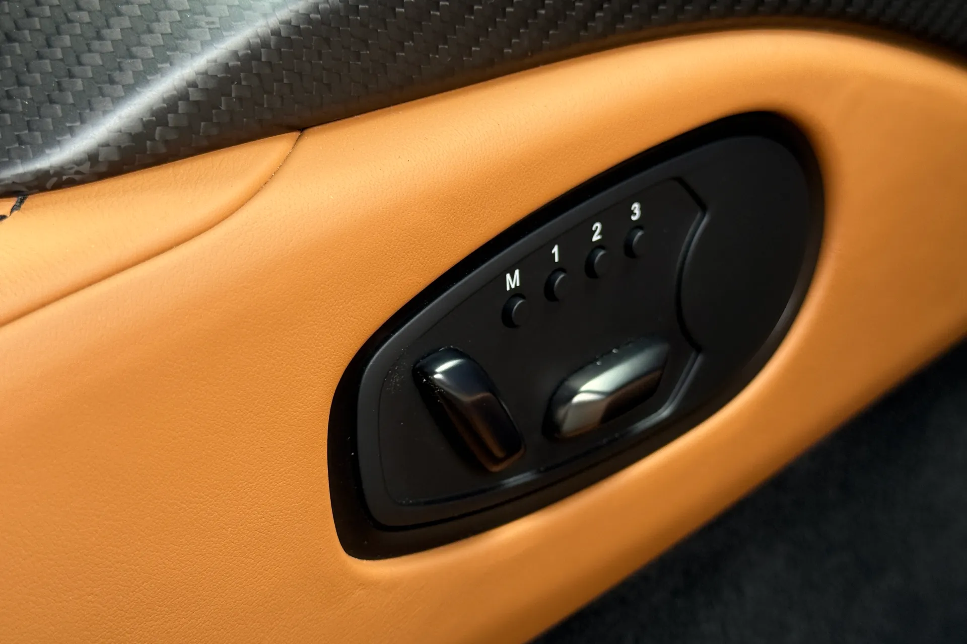 Aston Martin VANTAGE V12 ROADSTER AUTO thumbnail image number 55