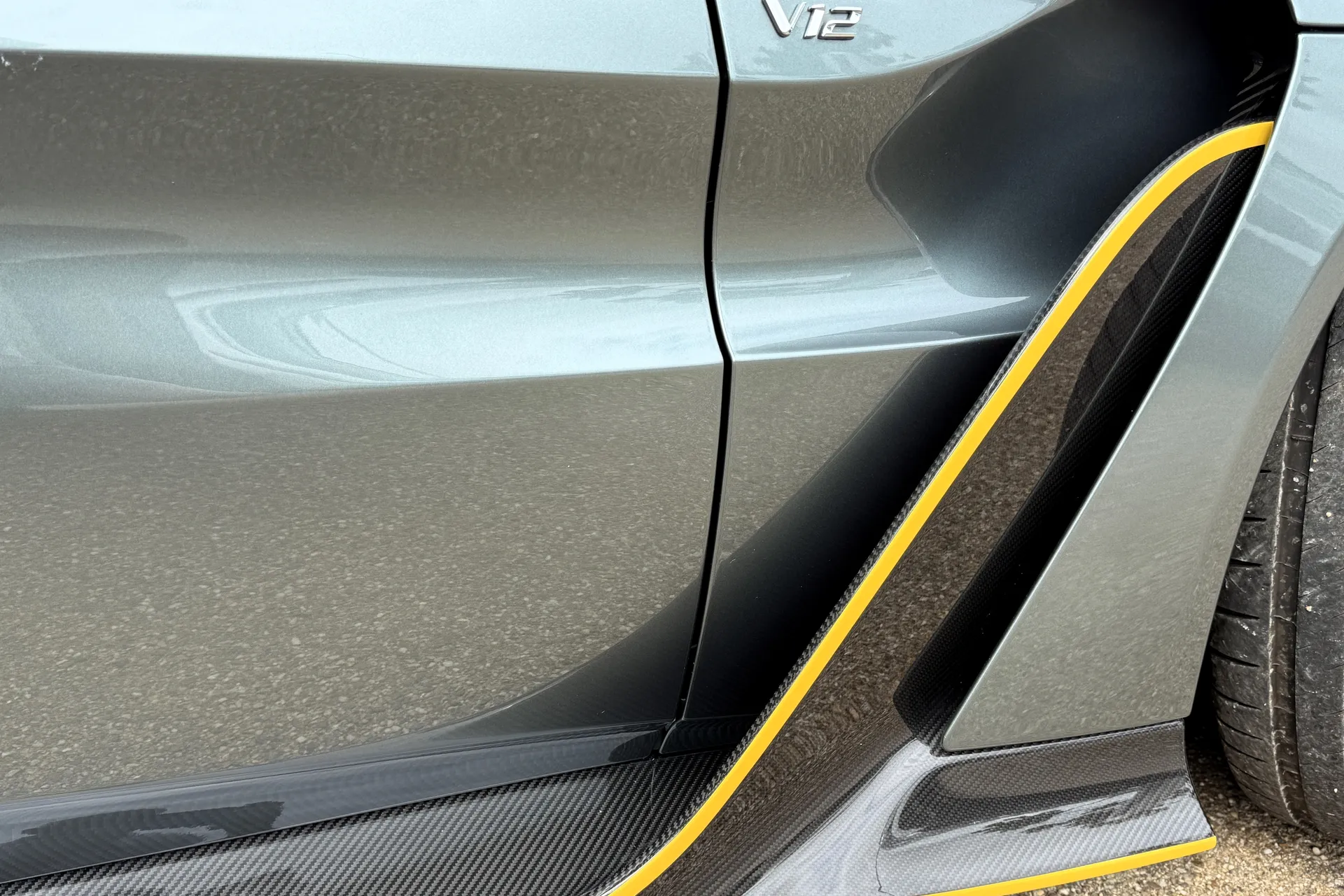 Aston Martin VANTAGE V12 ROADSTER AUTO thumbnail image number 15