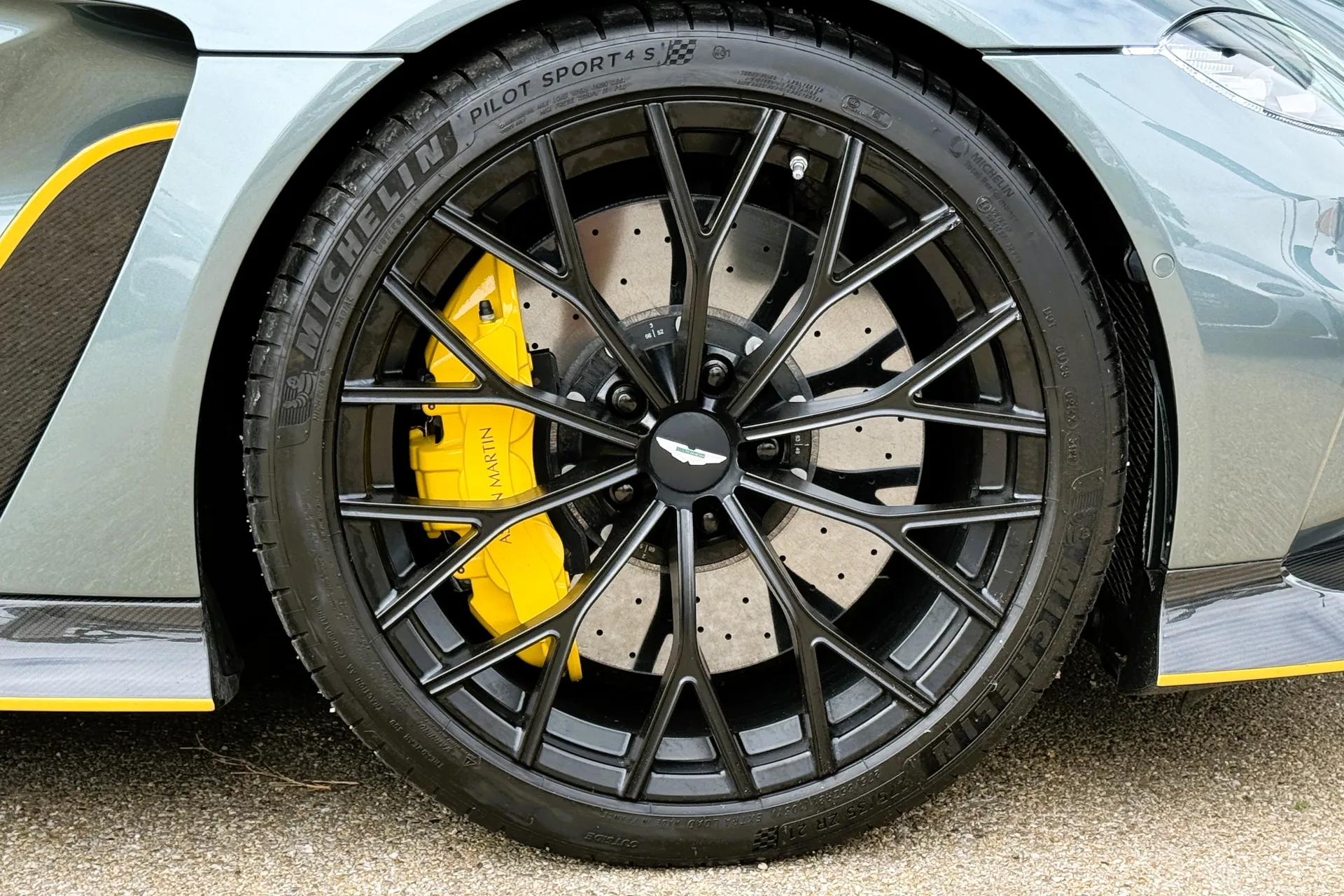Aston Martin VANTAGE V12 ROADSTER AUTO thumbnail image number 6
