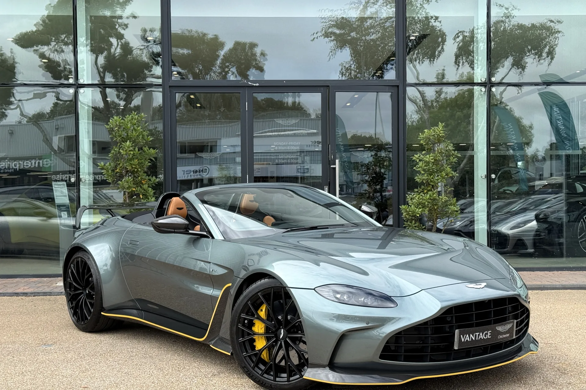 Aston Martin VANTAGE V12 ROADSTER AUTO focused image