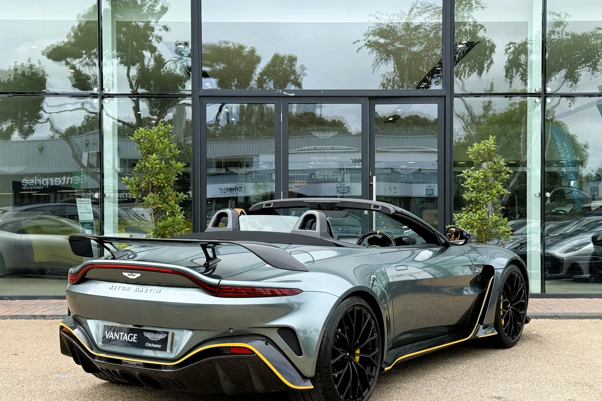 Aston Martin VANTAGE V12 ROADSTER AUTO thumbnail image number 20