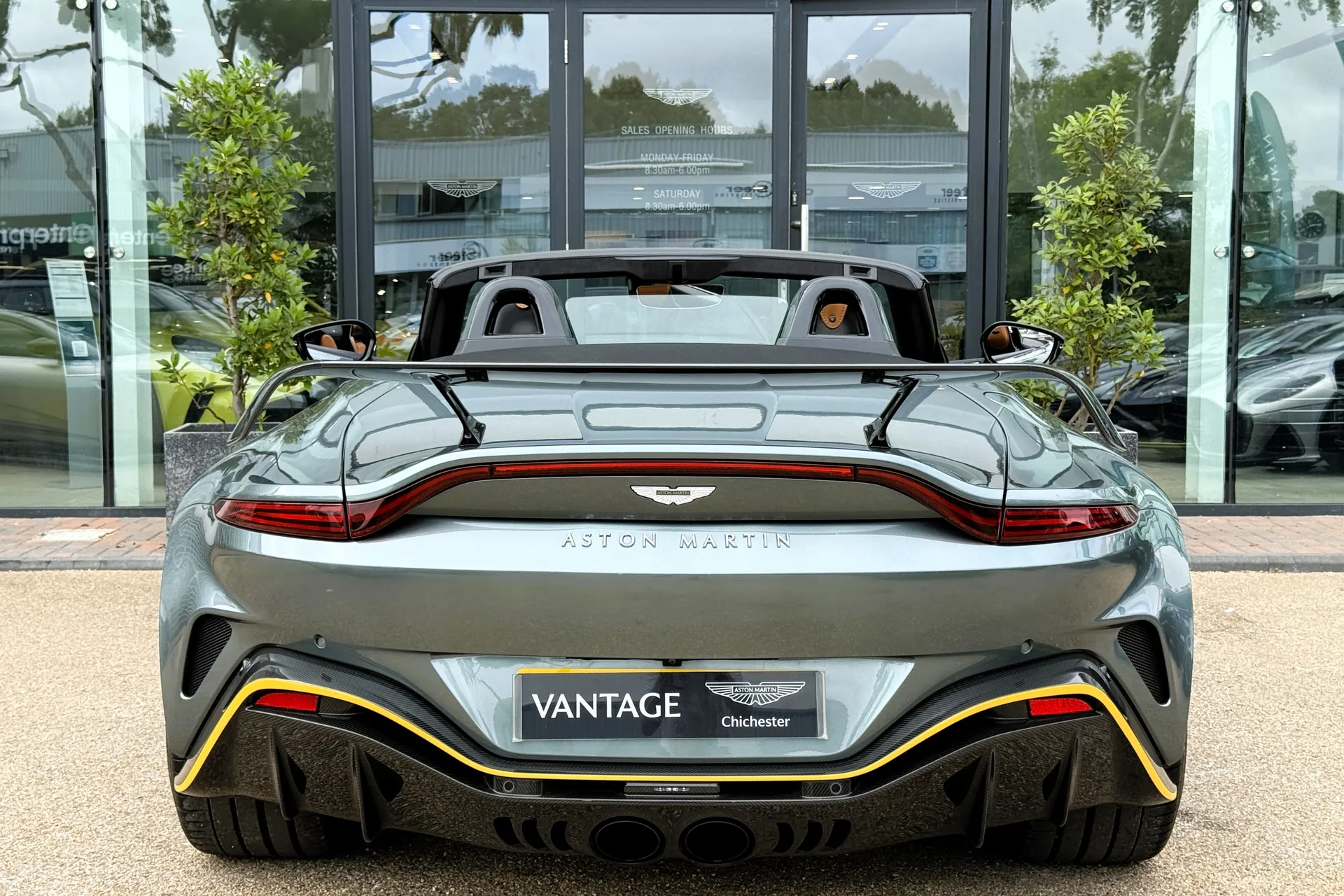 Aston Martin VANTAGE V12 ROADSTER AUTO thumbnail image number 19