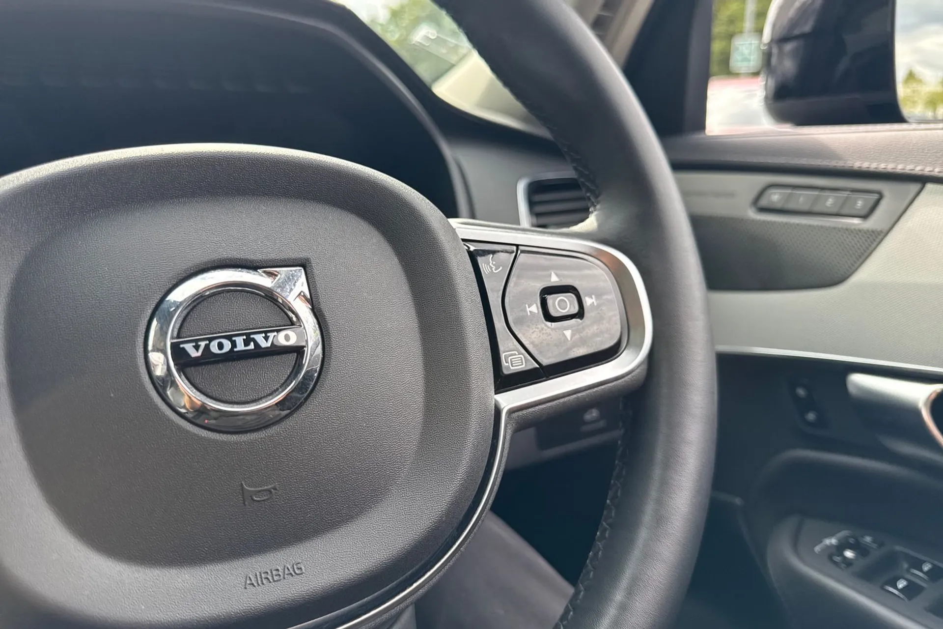 Volvo XC90 thumbnail image number 37
