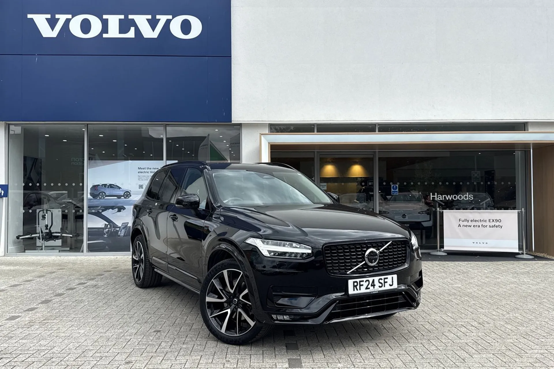 Volvo XC90 focused image
