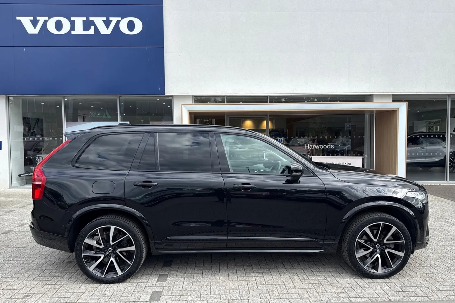 Volvo XC90 thumbnail image number 2