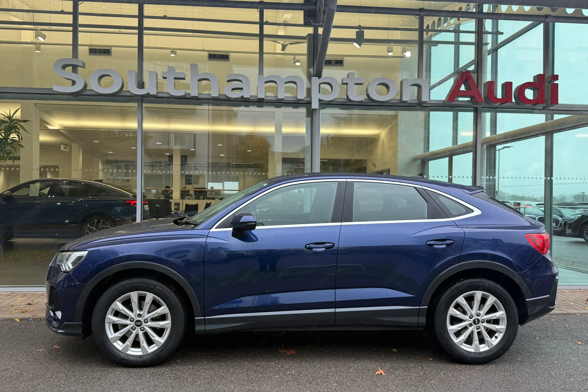 Audi Q3 thumbnail image number 21