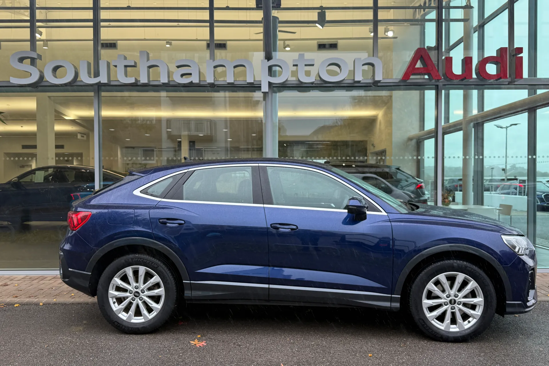 Audi Q3 thumbnail image number 2