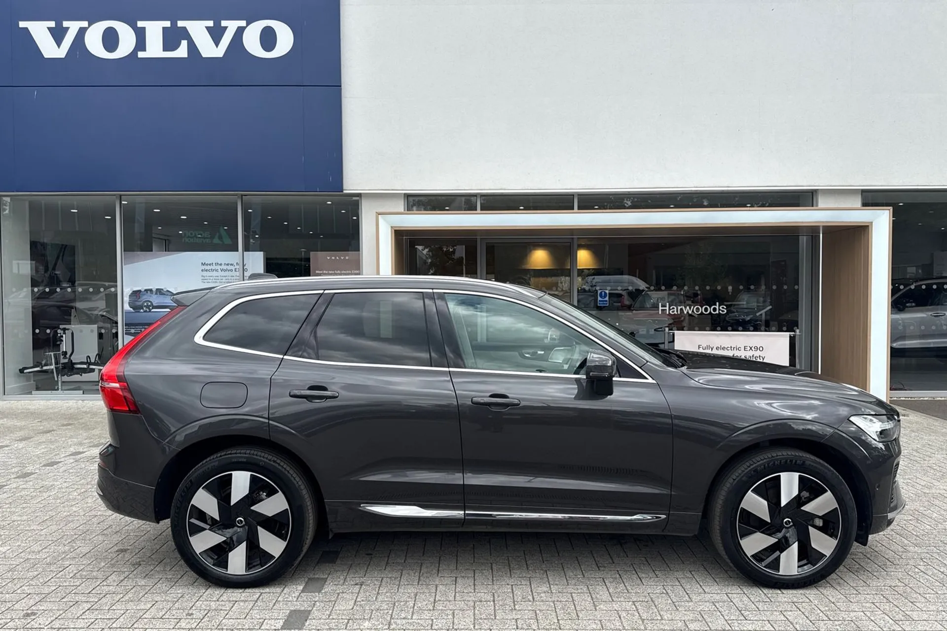 Volvo XC60 thumbnail image number 2
