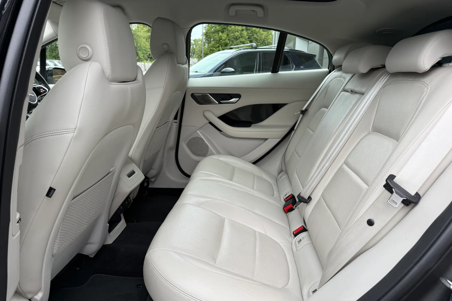 Jaguar I-PACE thumbnail image number 51
