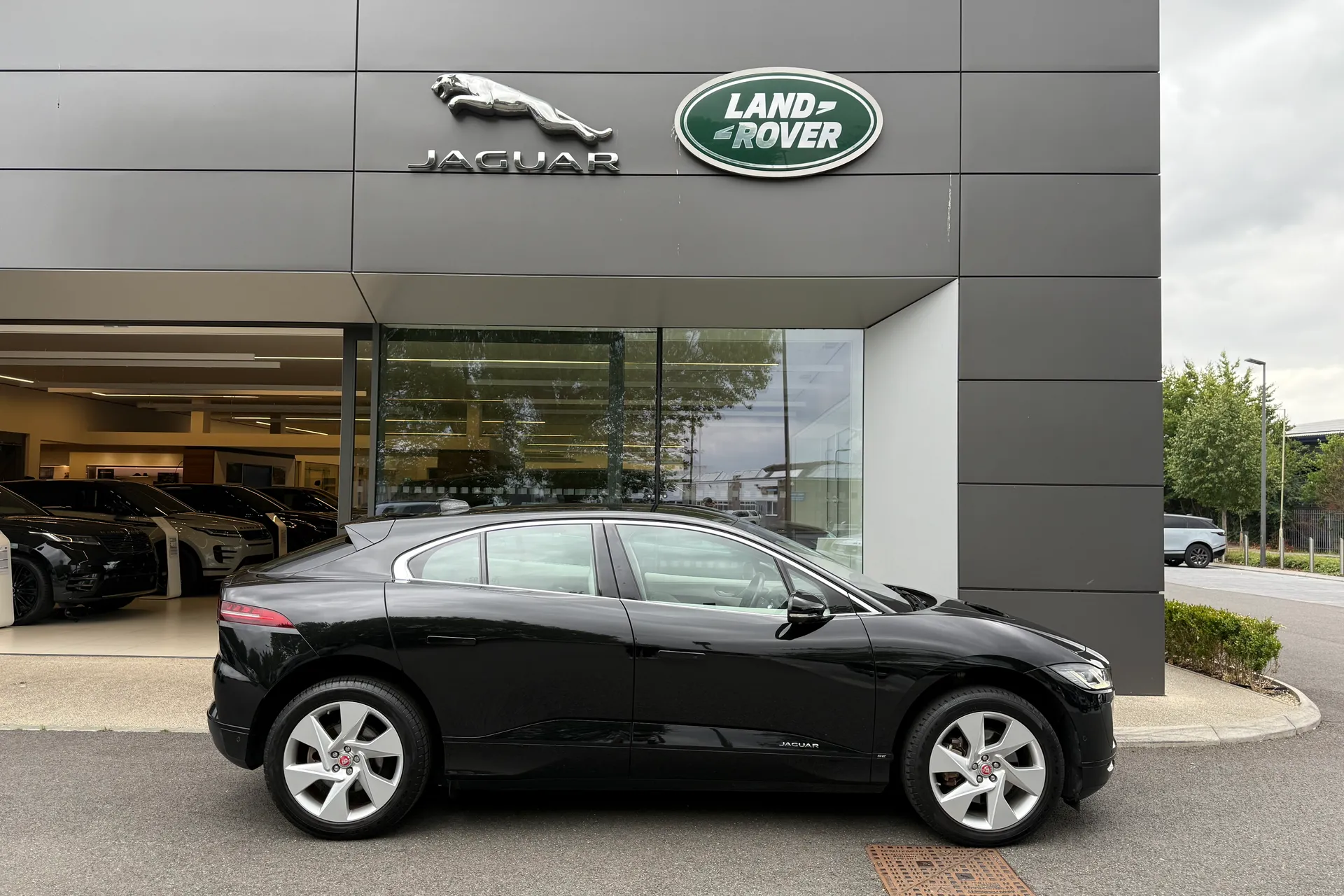 Jaguar I-PACE thumbnail image number 2