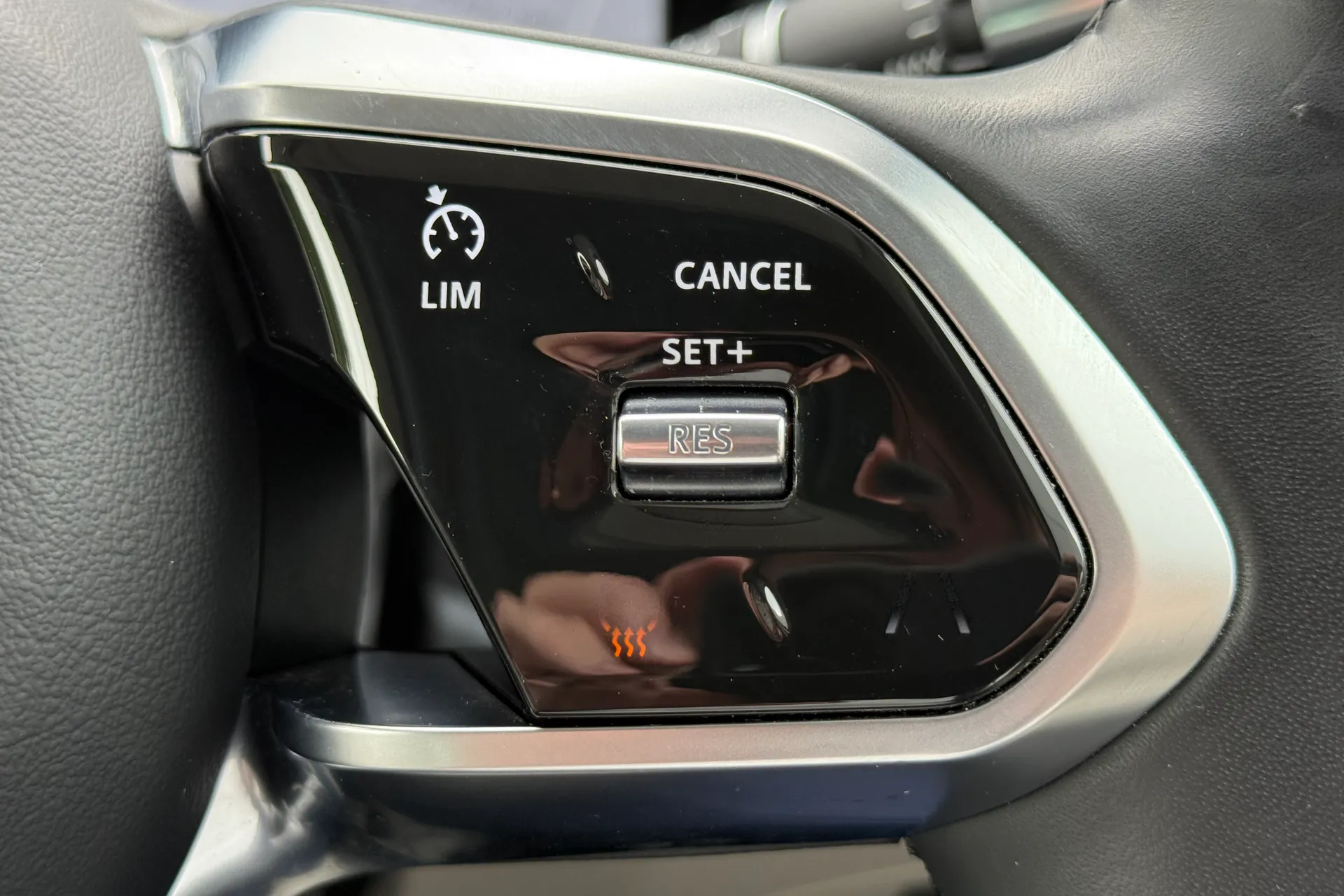 Jaguar I-PACE thumbnail image number 28
