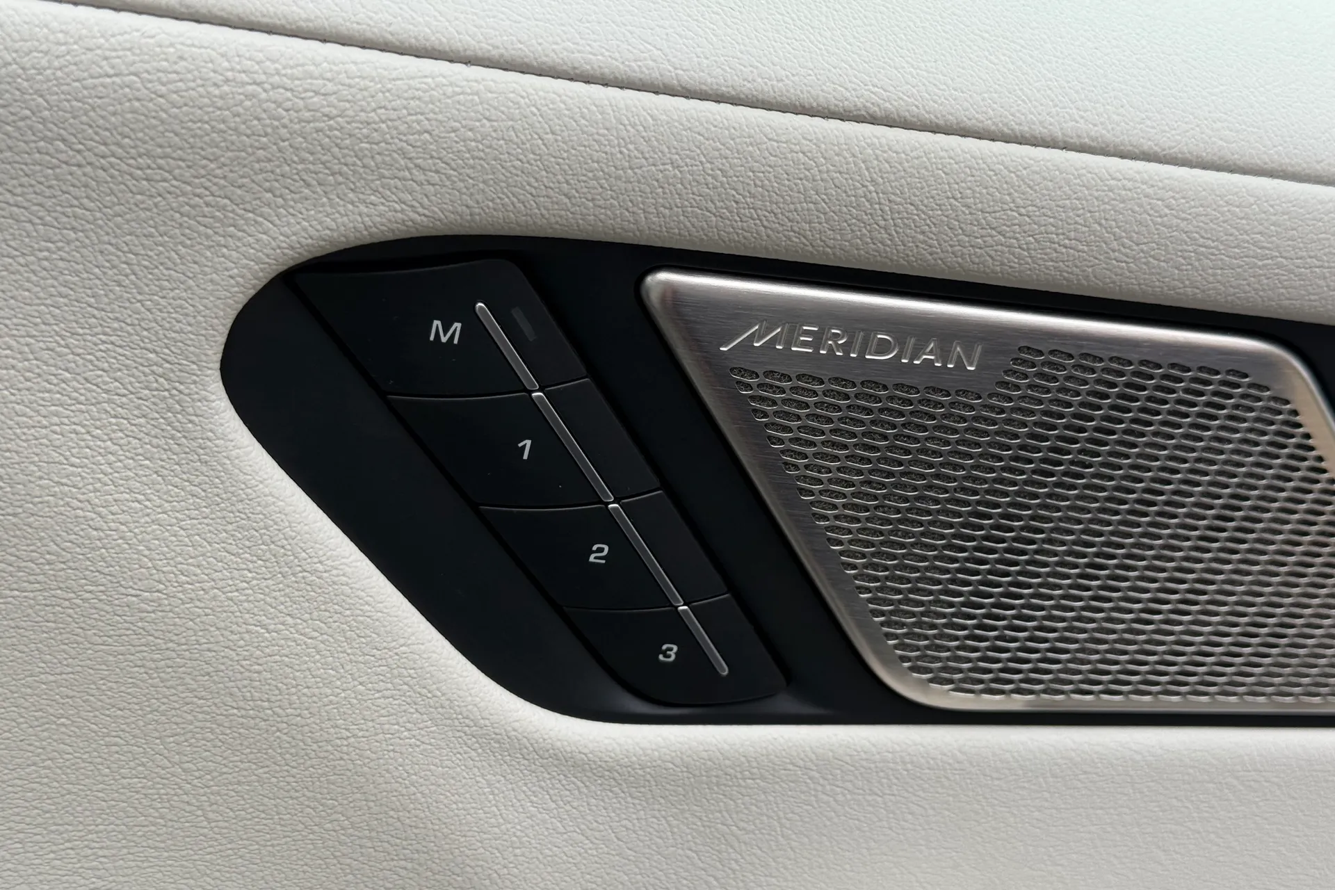 Jaguar I-PACE thumbnail image number 22