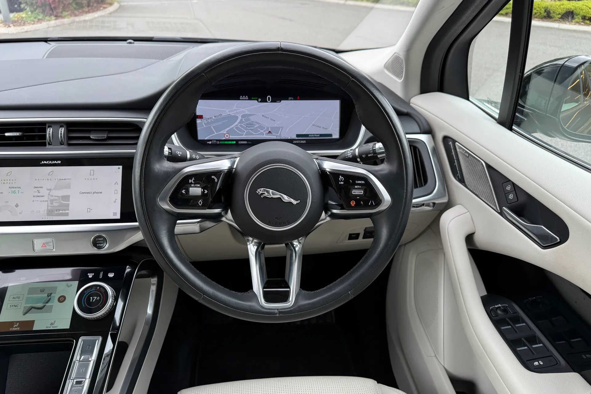 Jaguar I-PACE thumbnail image number 11