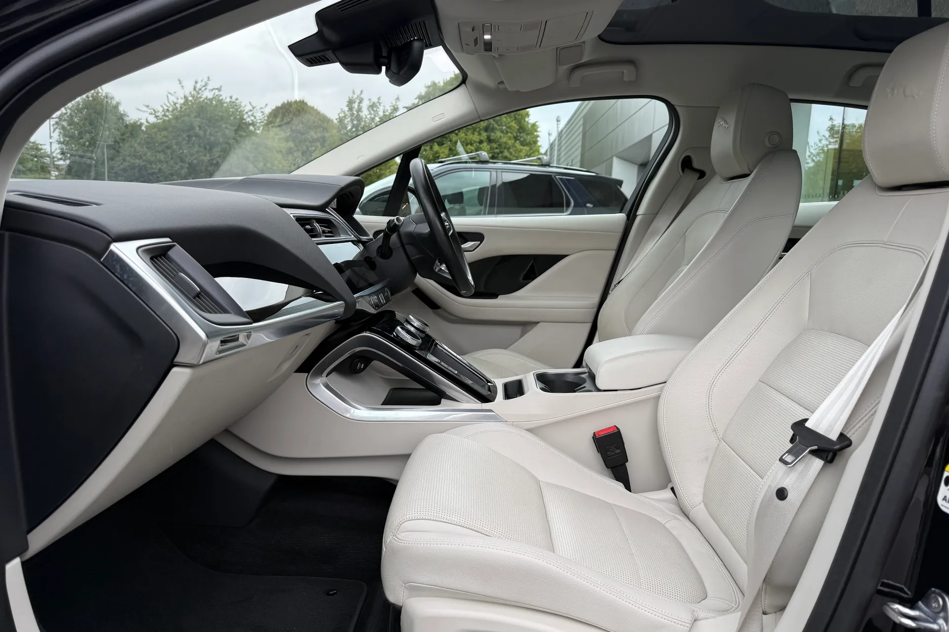 Jaguar I-PACE thumbnail image number 10