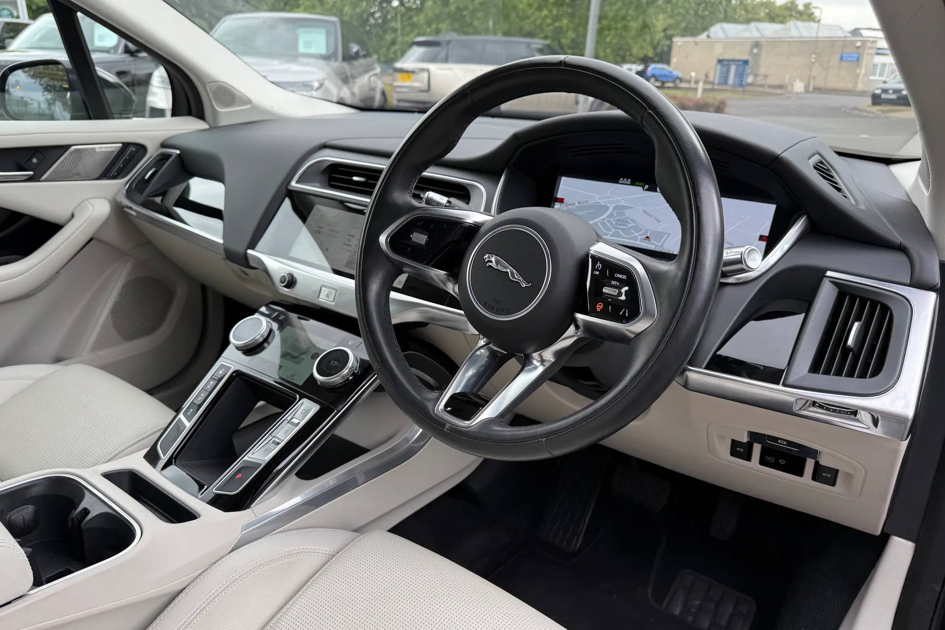 Jaguar I-PACE thumbnail image number 31