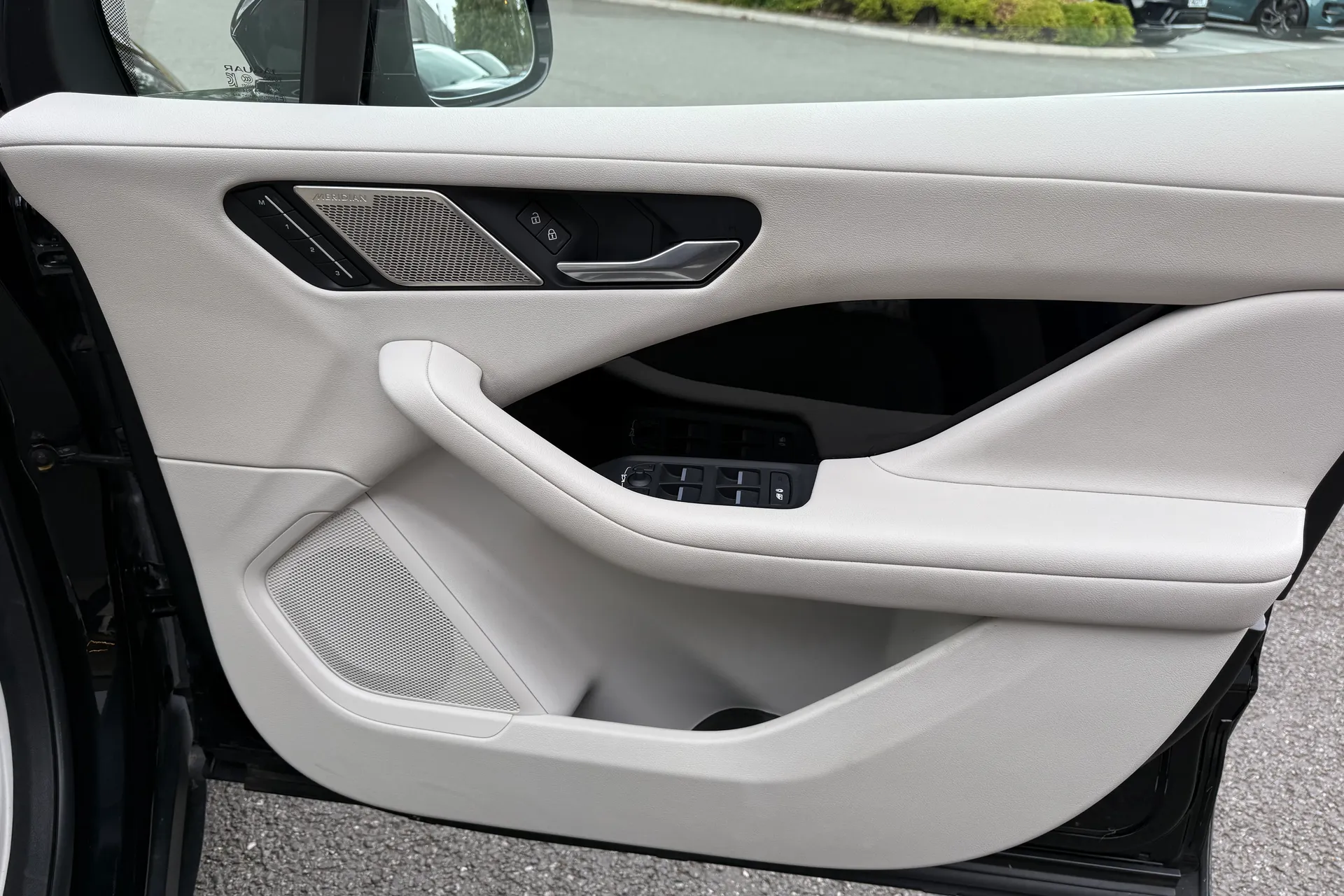 Jaguar I-PACE thumbnail image number 53