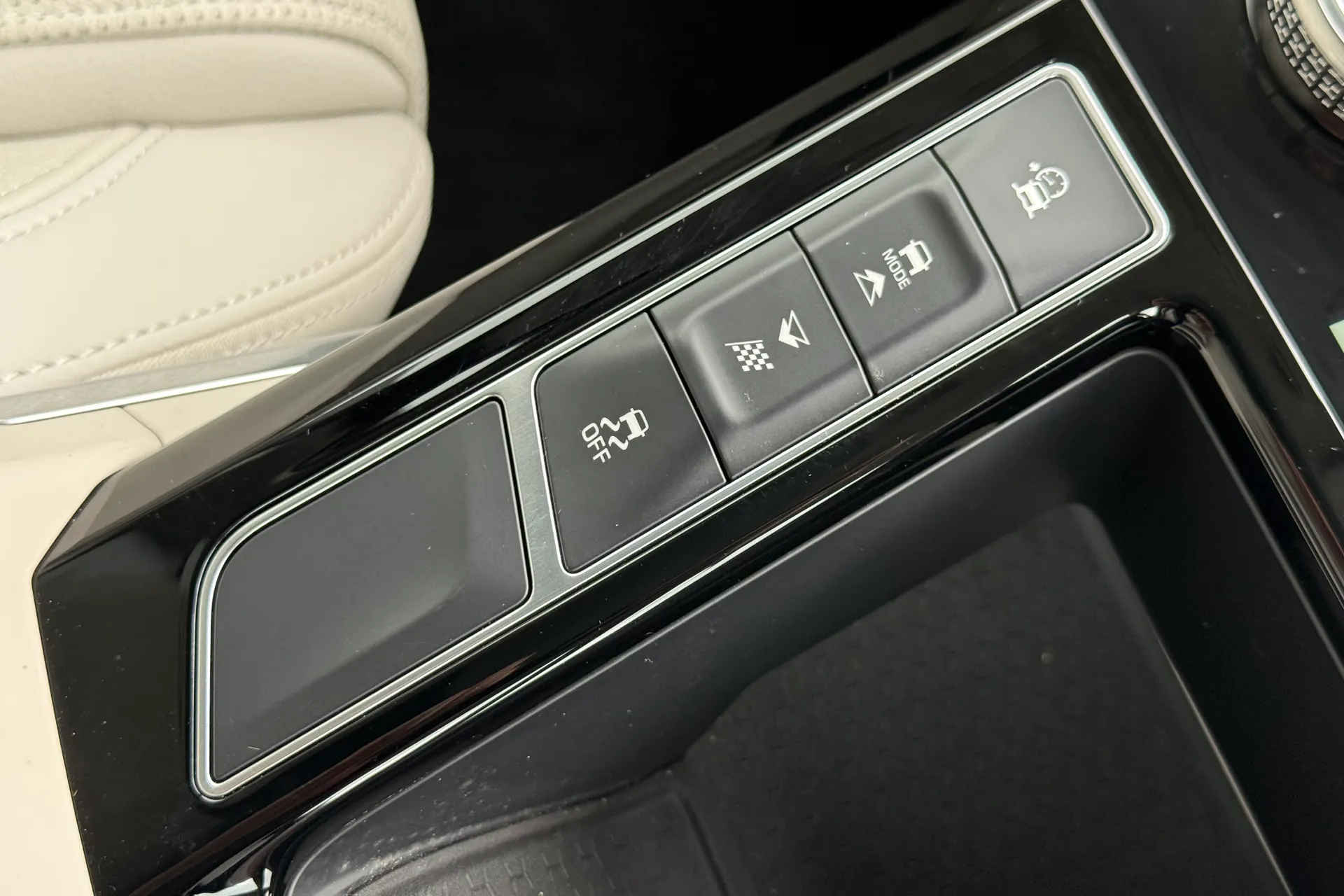 Jaguar I-PACE thumbnail image number 19