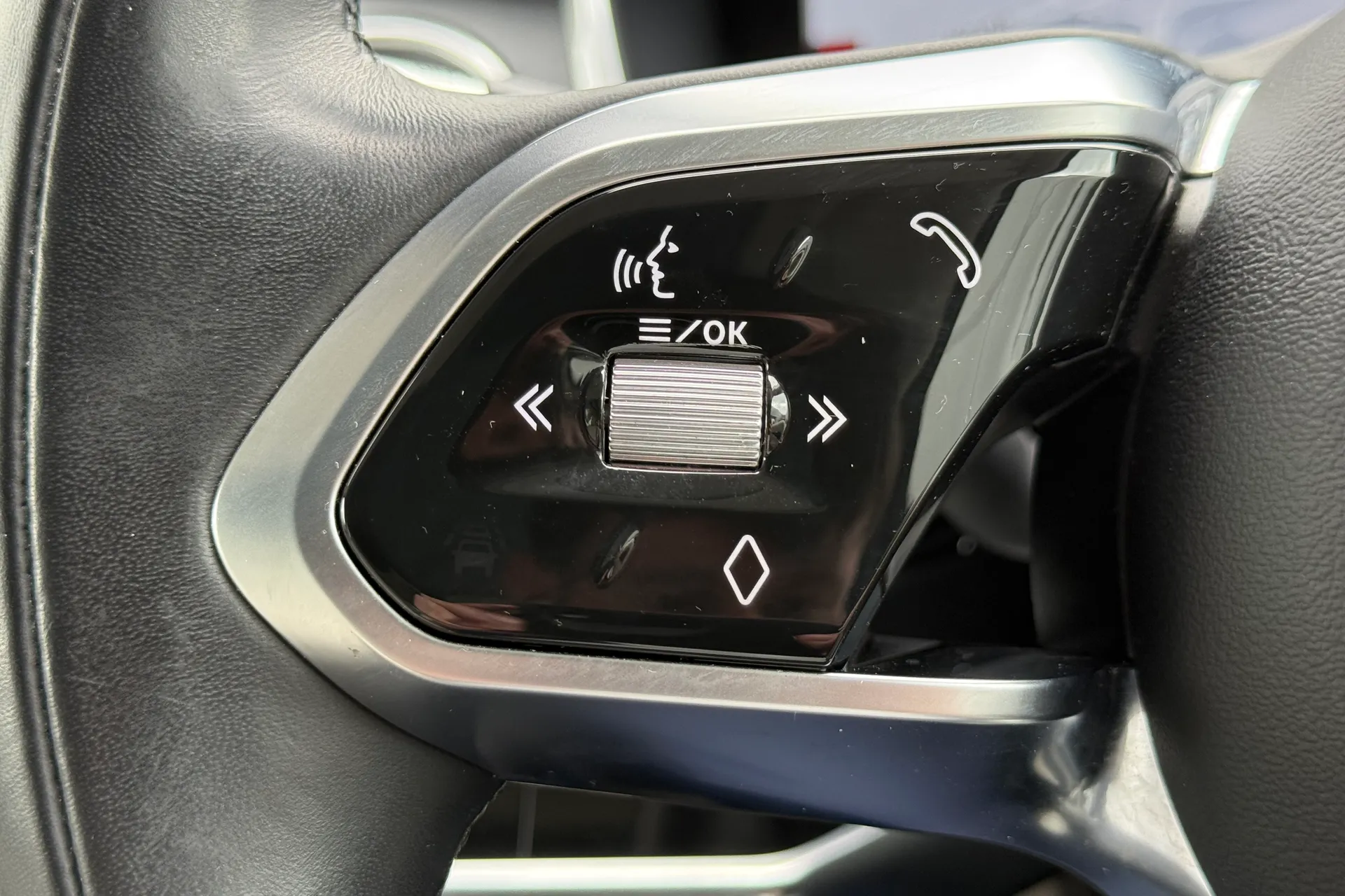 Jaguar I-PACE thumbnail image number 26