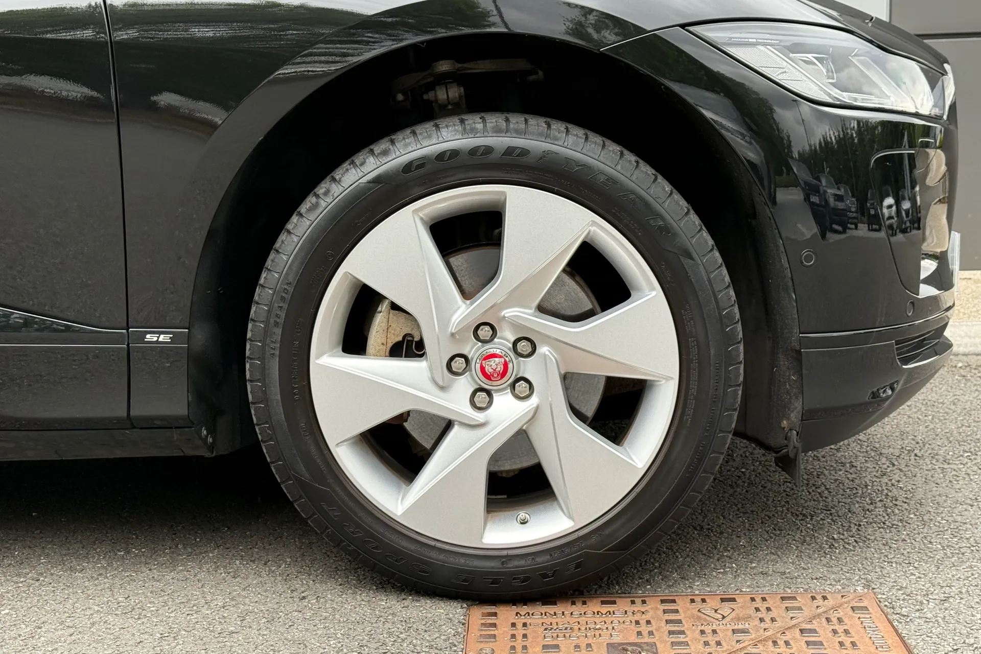 Jaguar I-PACE thumbnail image number 24