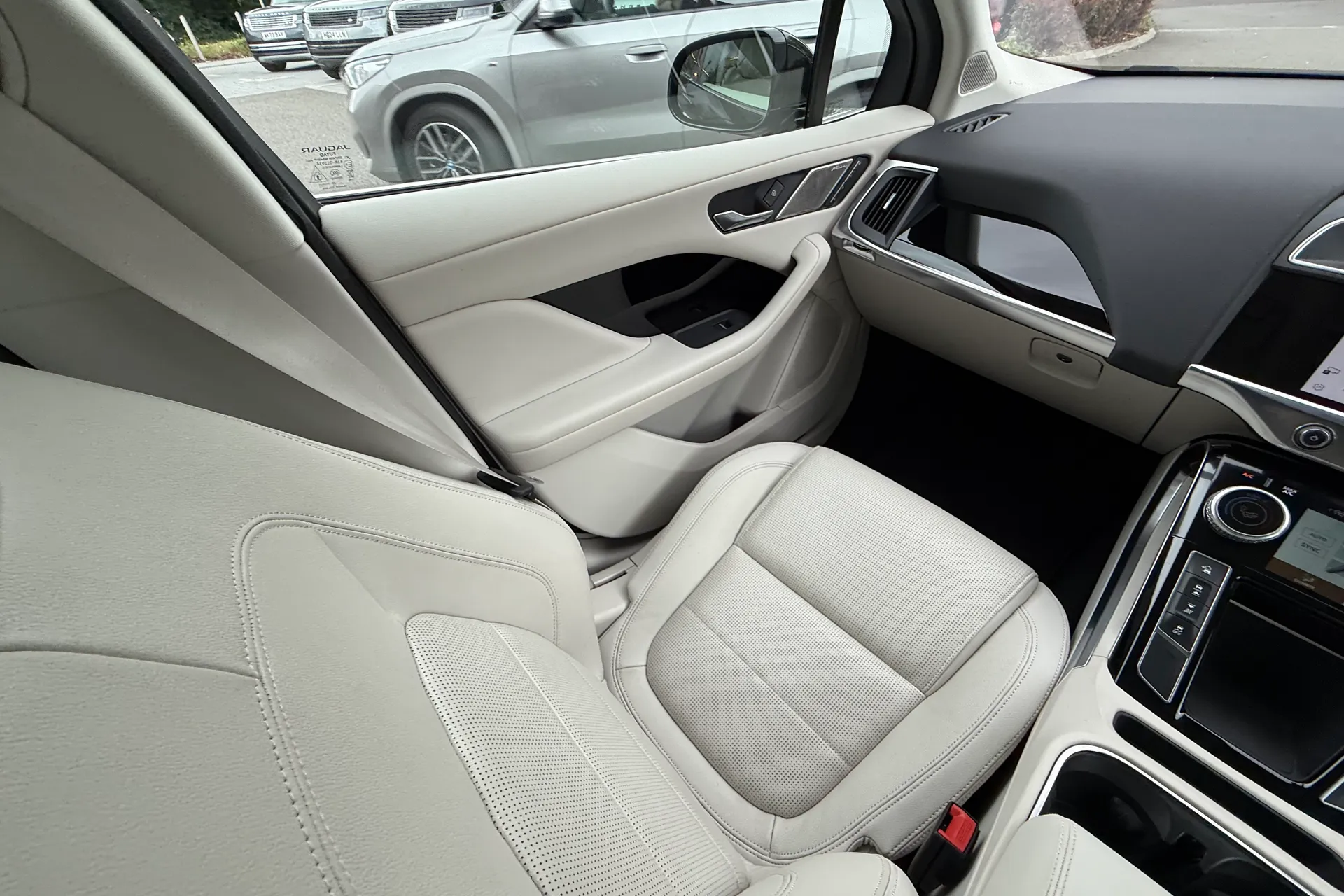 Jaguar I-PACE thumbnail image number 13