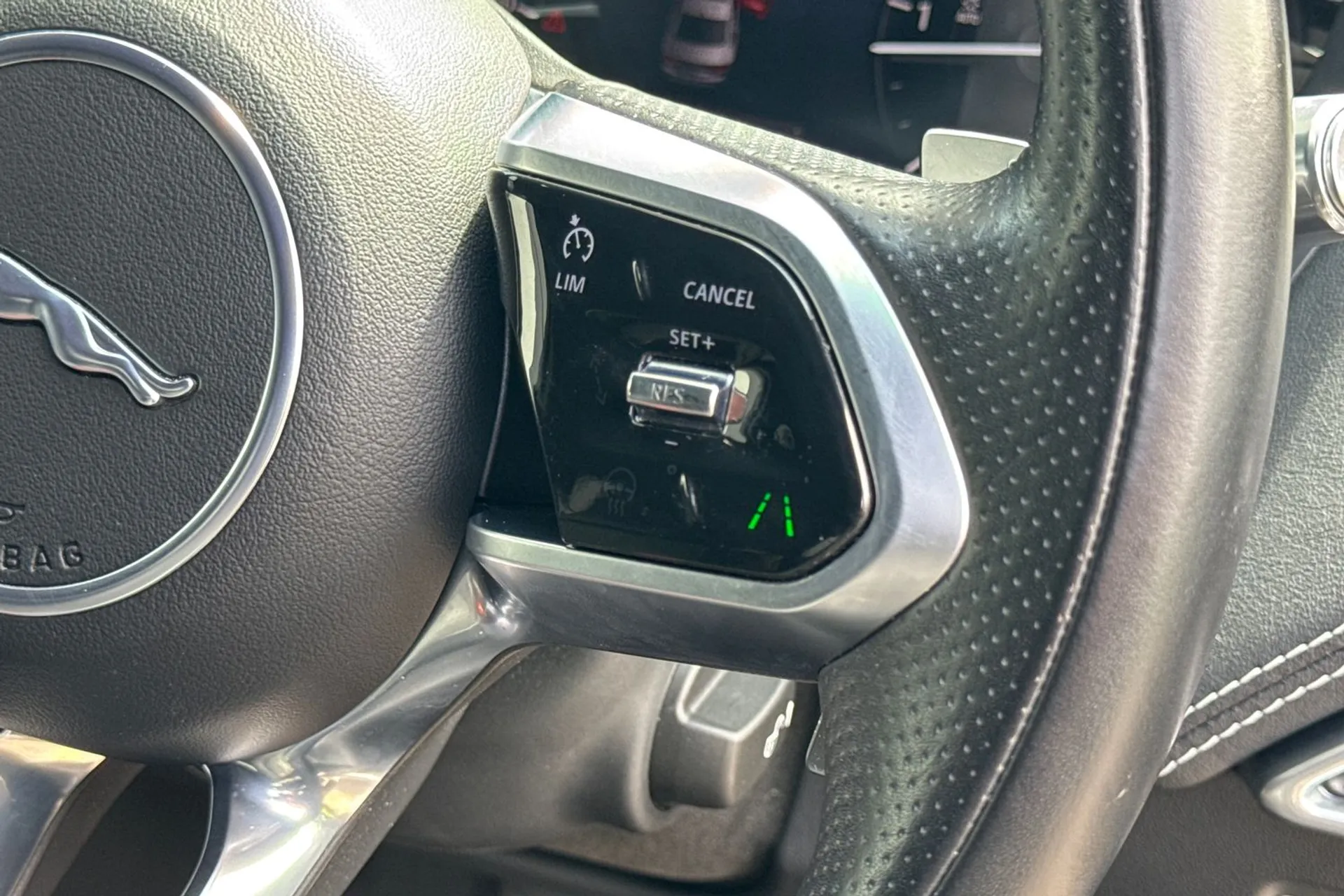 Jaguar XE thumbnail image number 48