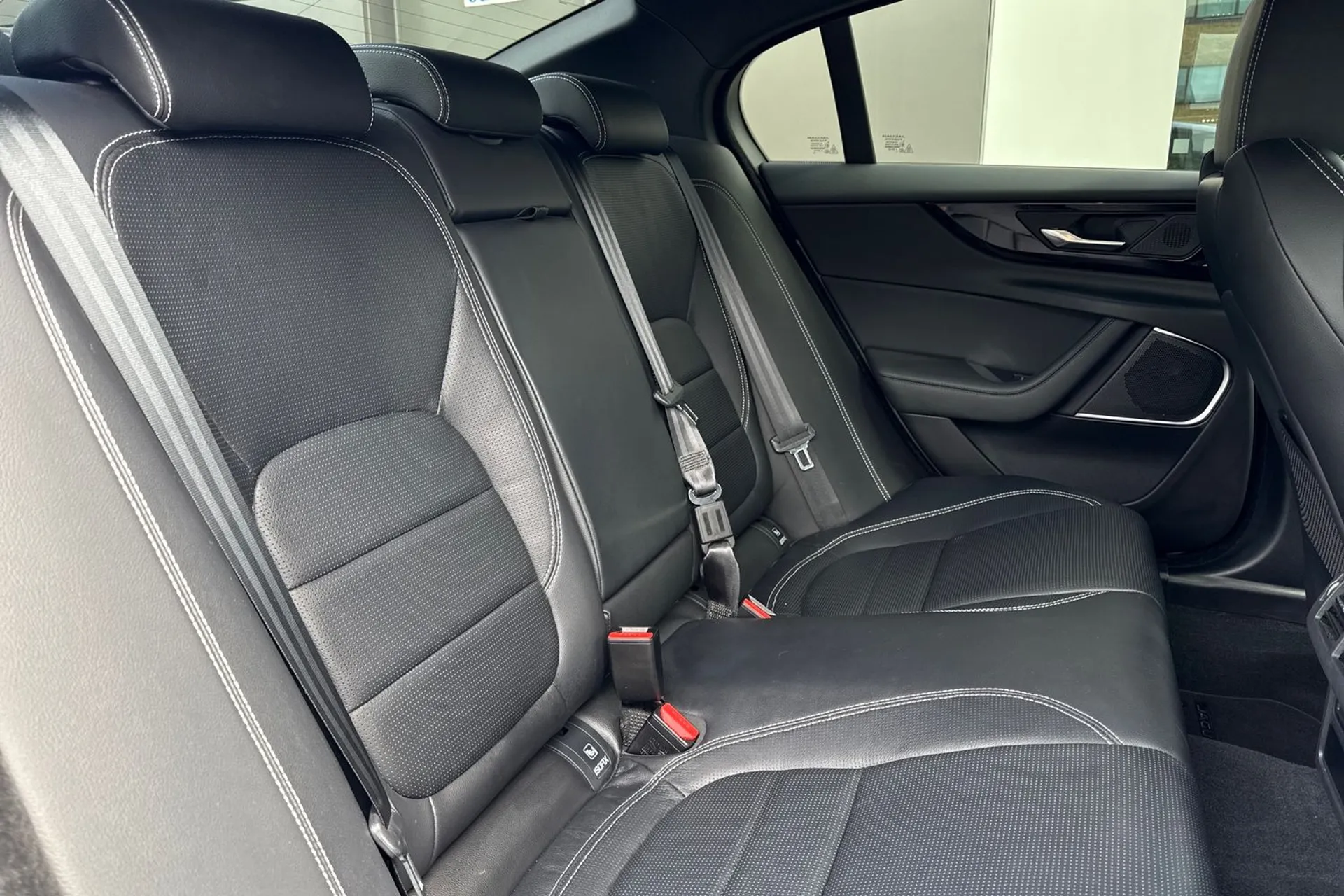 Jaguar XE thumbnail image number 39
