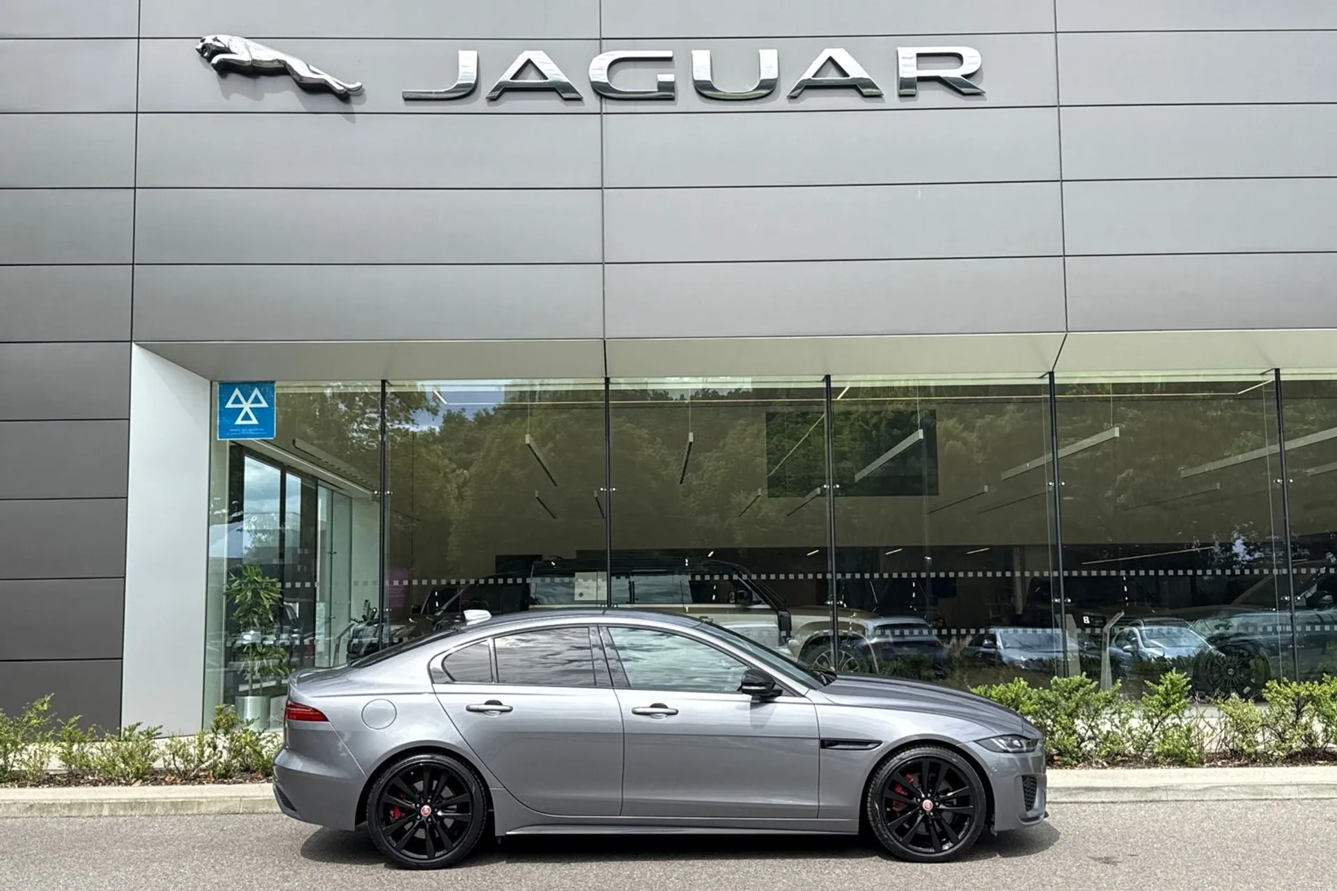 Jaguar XE thumbnail image number 2