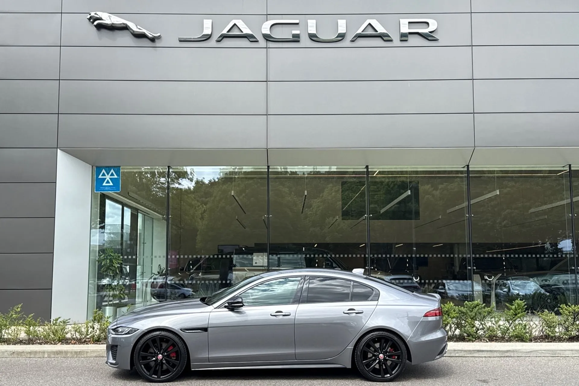 Jaguar XE thumbnail image number 9