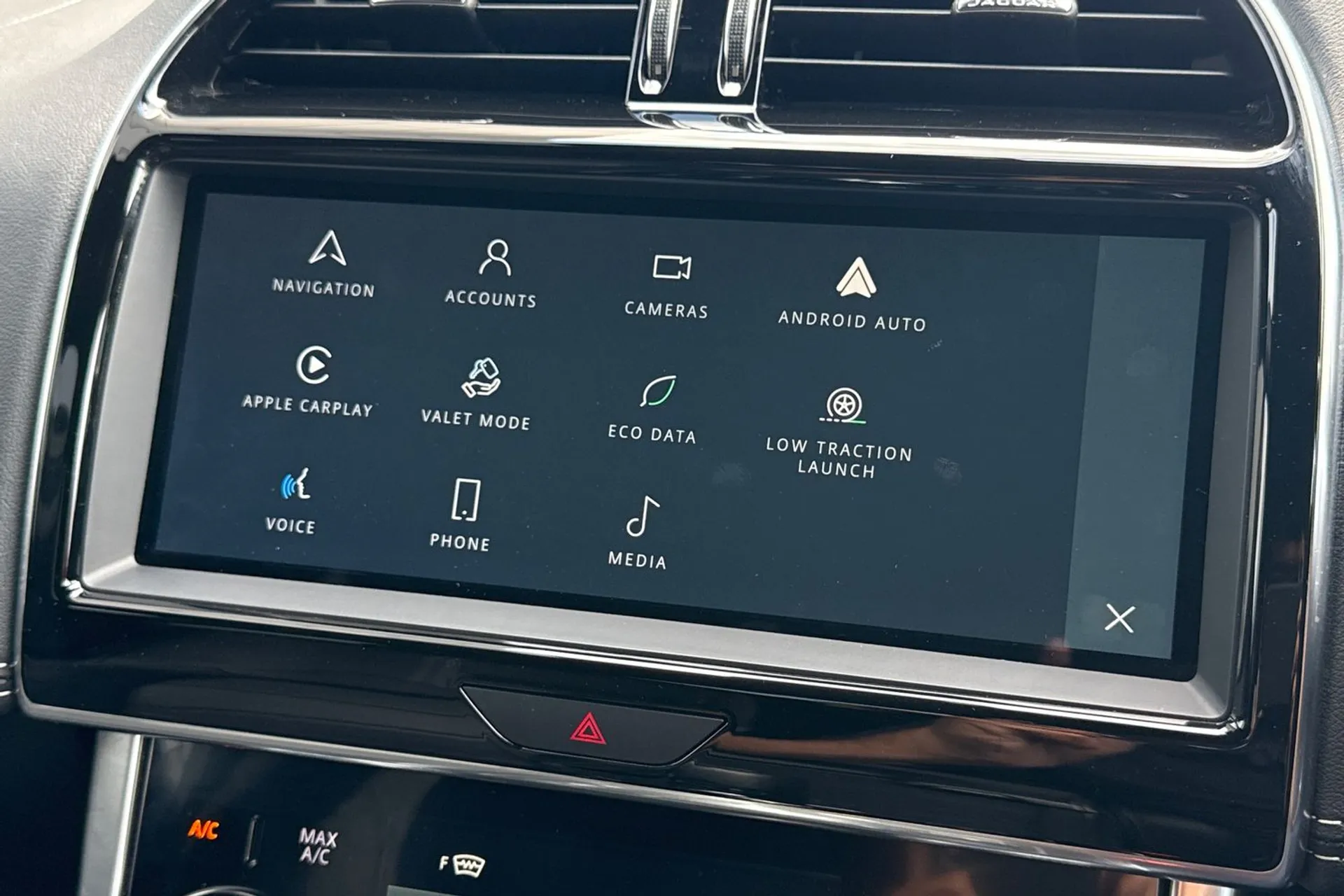Jaguar XE thumbnail image number 32
