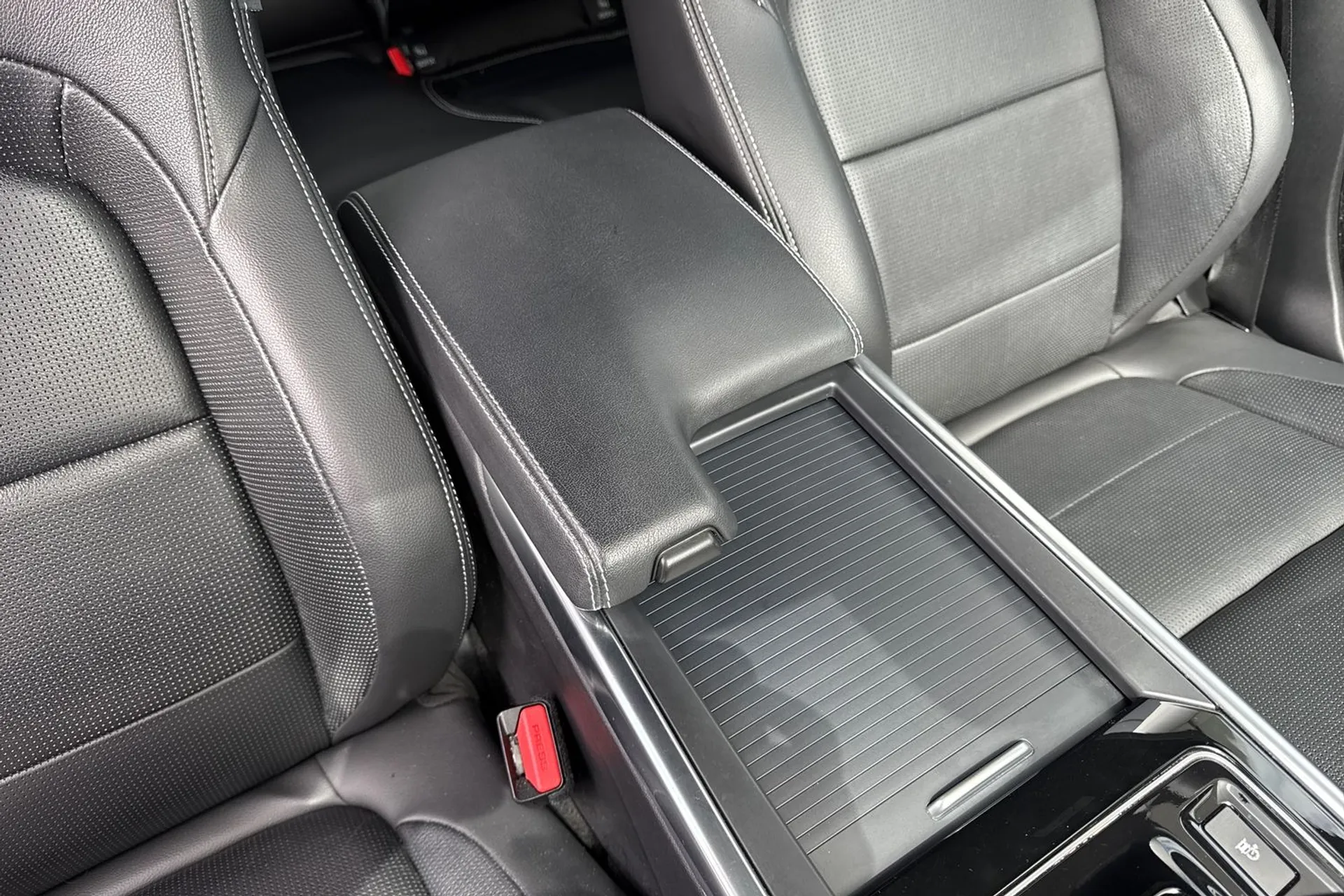 Jaguar XE thumbnail image number 24