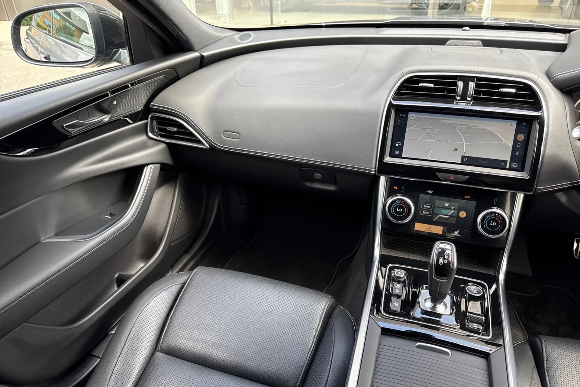 Jaguar XE thumbnail image number 21