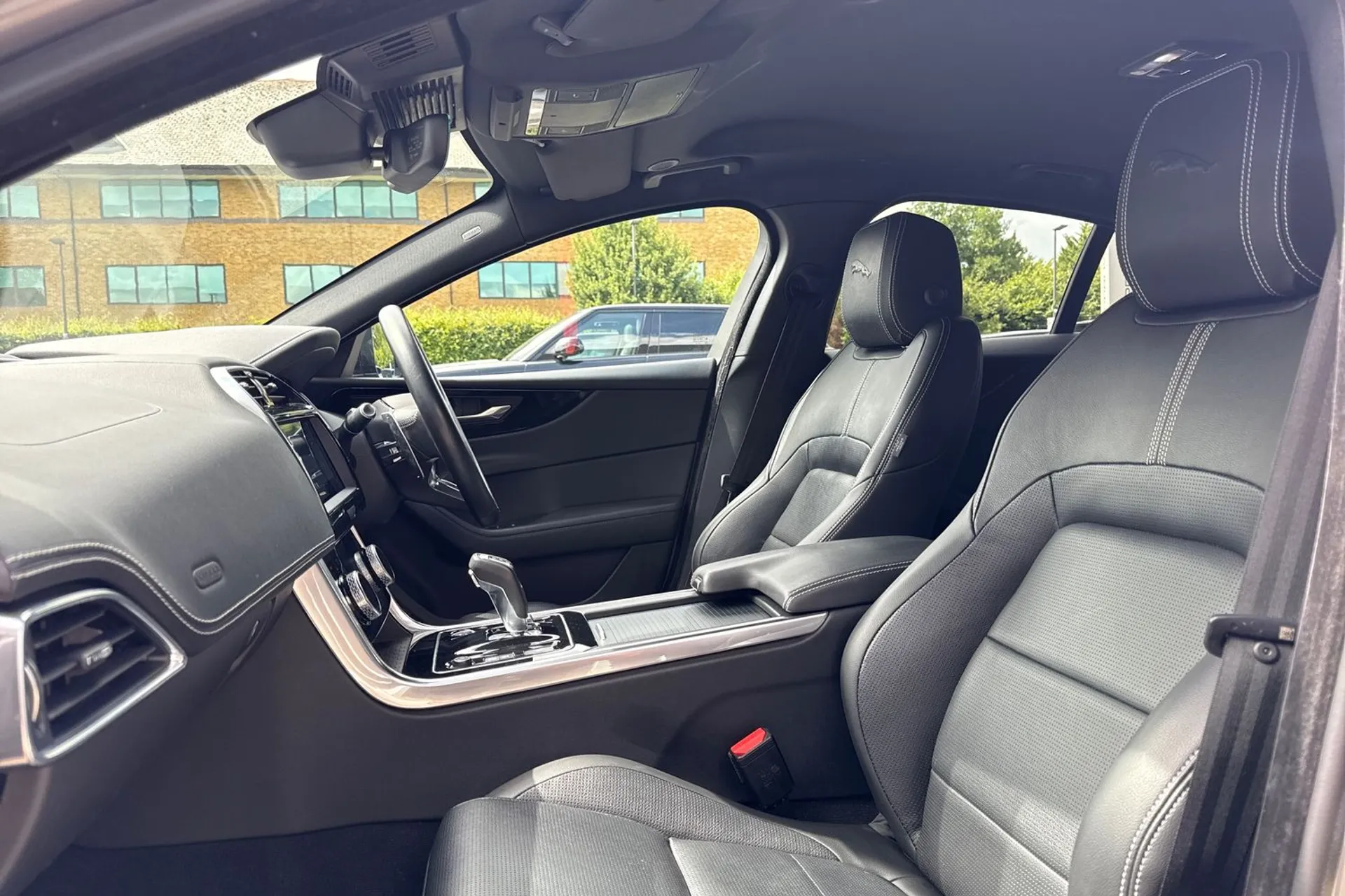 Jaguar XE thumbnail image number 46