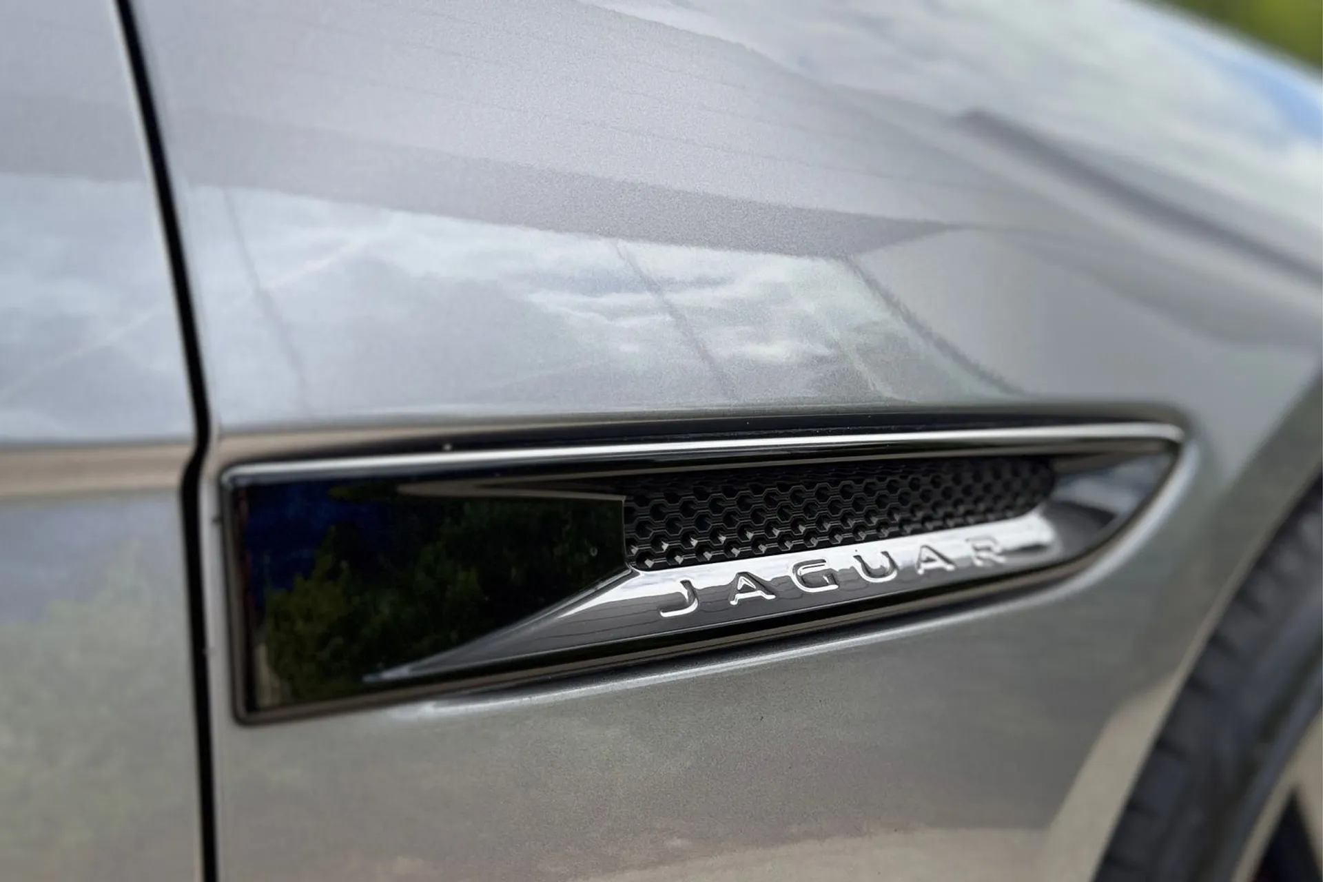 Jaguar XE thumbnail image number 12
