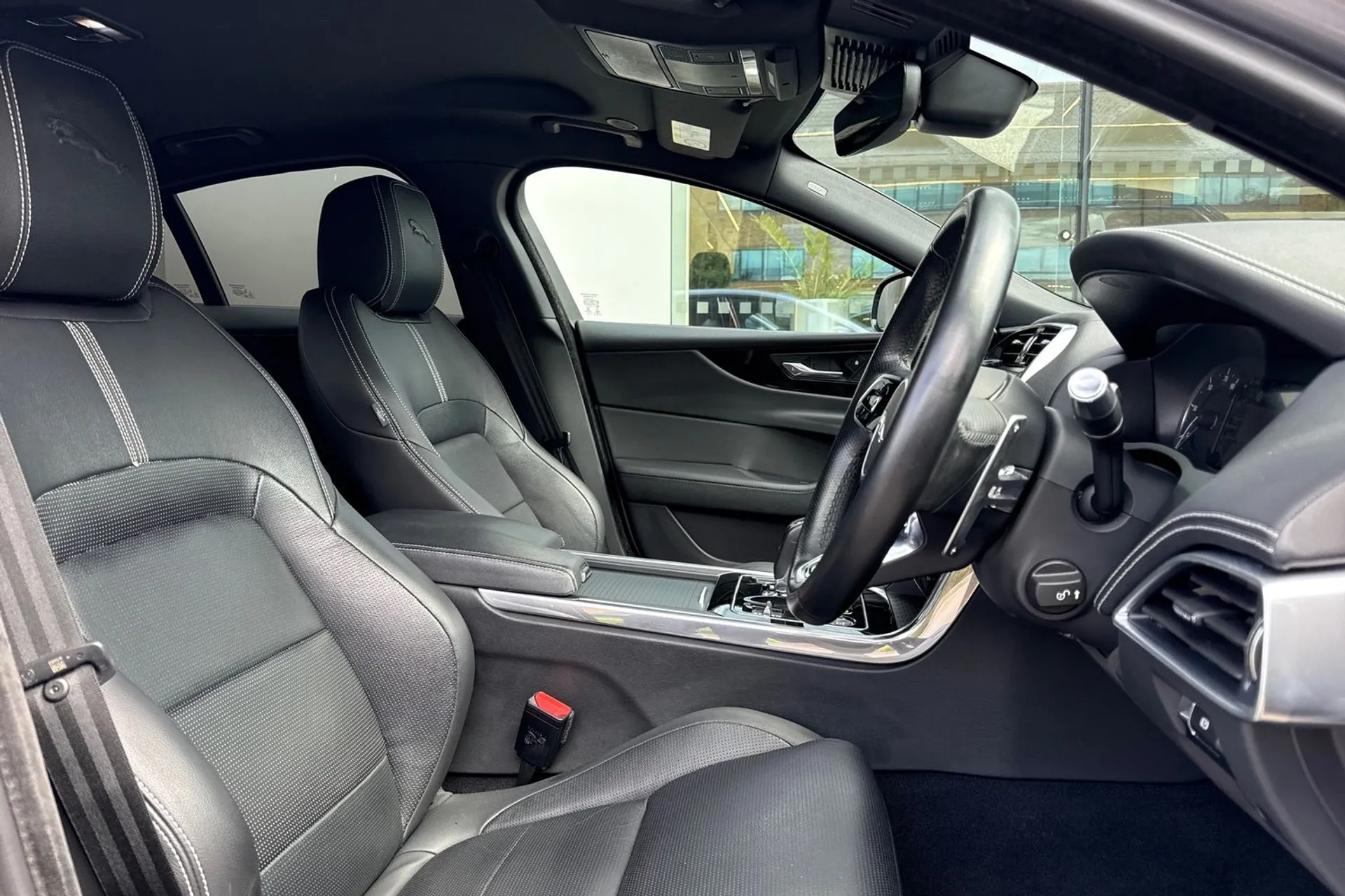 Jaguar XE thumbnail image number 43