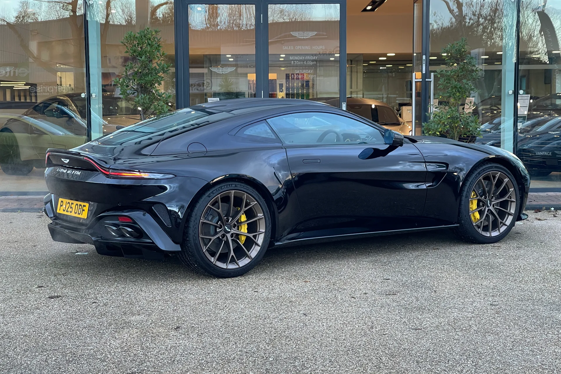 Aston Martin Vantage thumbnail image number 2