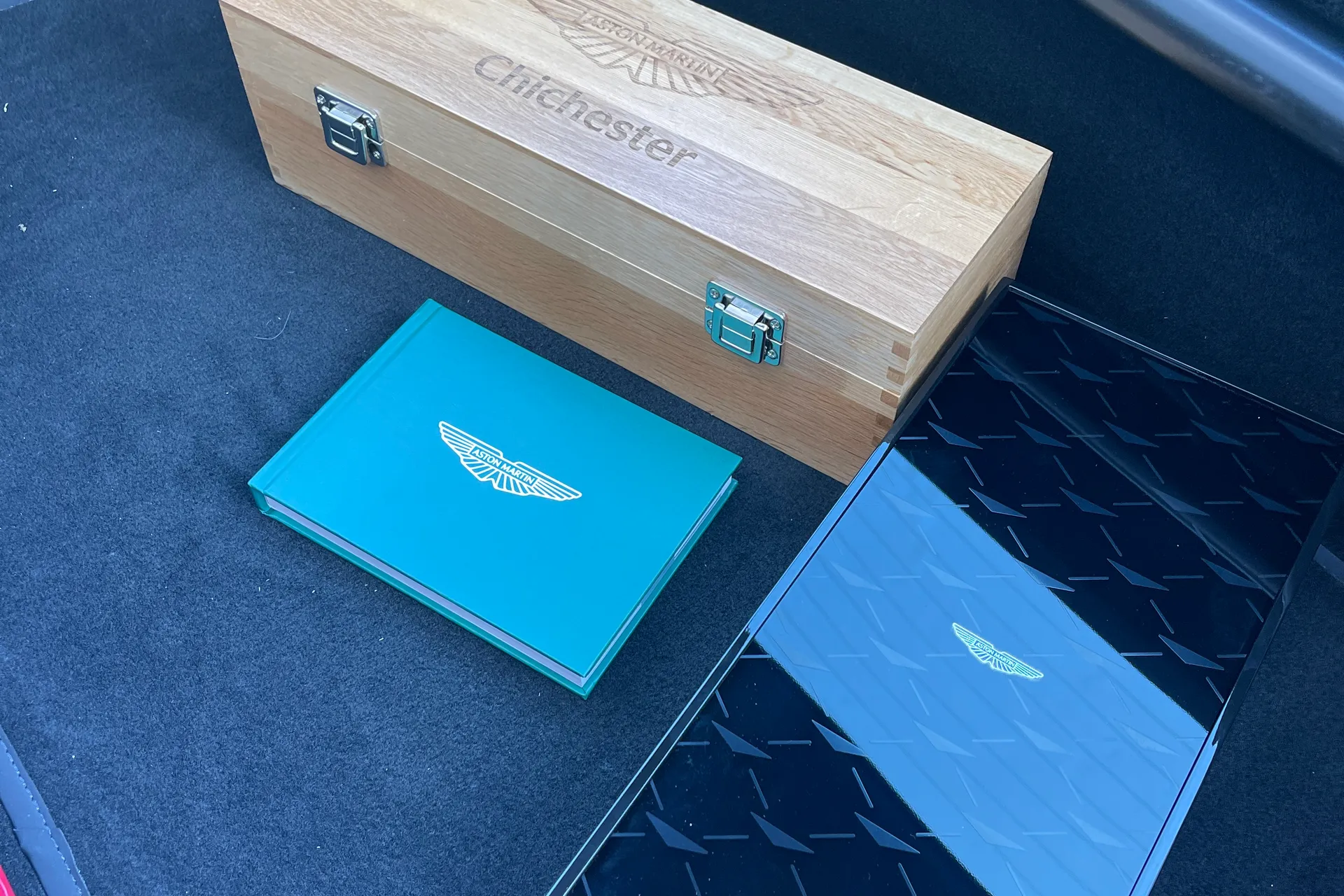 Aston Martin Vantage thumbnail image number 45