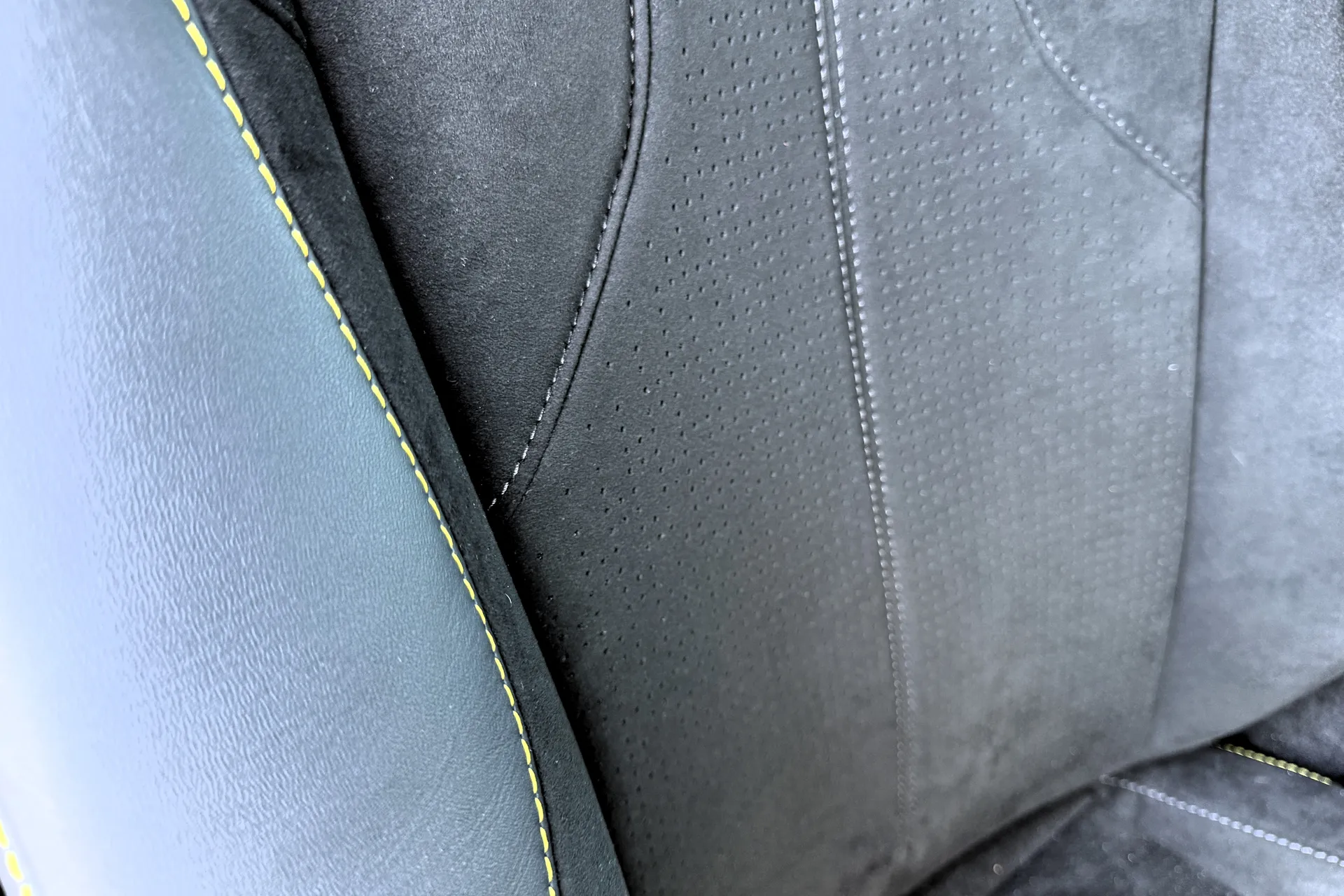 Aston Martin Vantage thumbnail image number 40