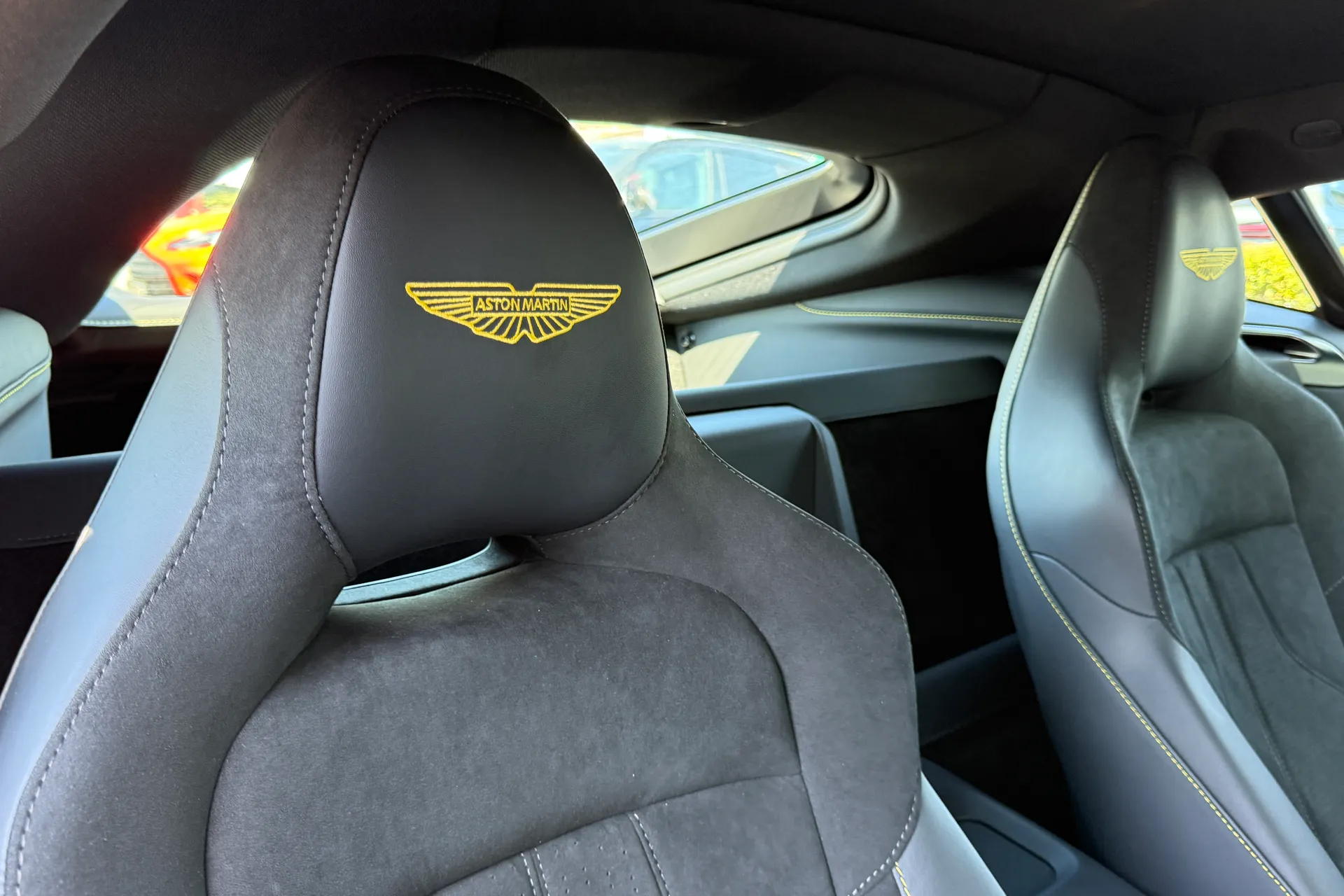 Aston Martin Vantage thumbnail image number 28